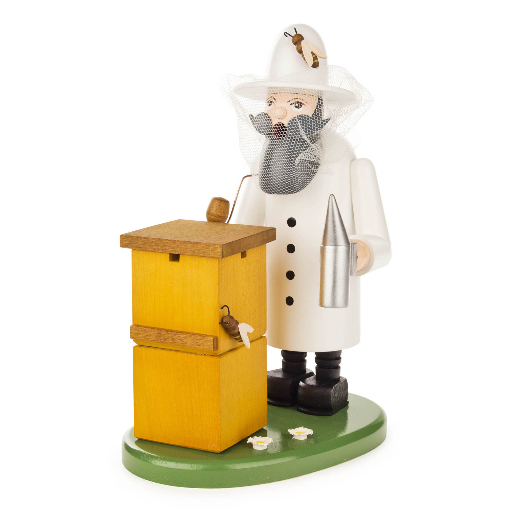 Ein Räuchermann in Imker-Kleidung mit Schleier und Bart hält eine Pfeife und steht neben einem kleinen gelben Bienenstock-Modell. im Dregeno Online Shop günstig kaufen