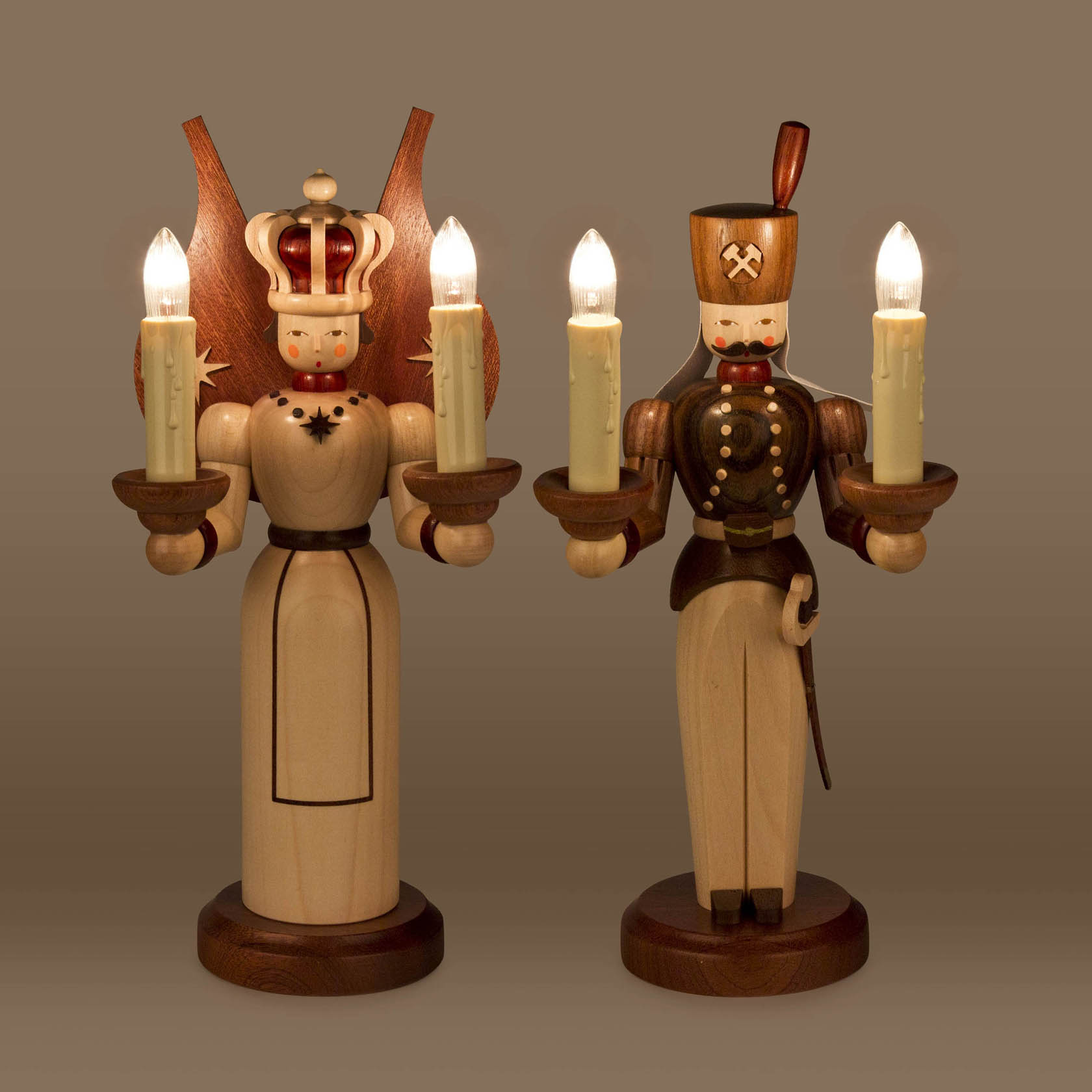 Holzfiguren Engel und Bergmann mit elektrischer Beleuchtung, Engel in weißem Gewand mit Krone, Bergmann in Uniform, beide halten Leuchter.