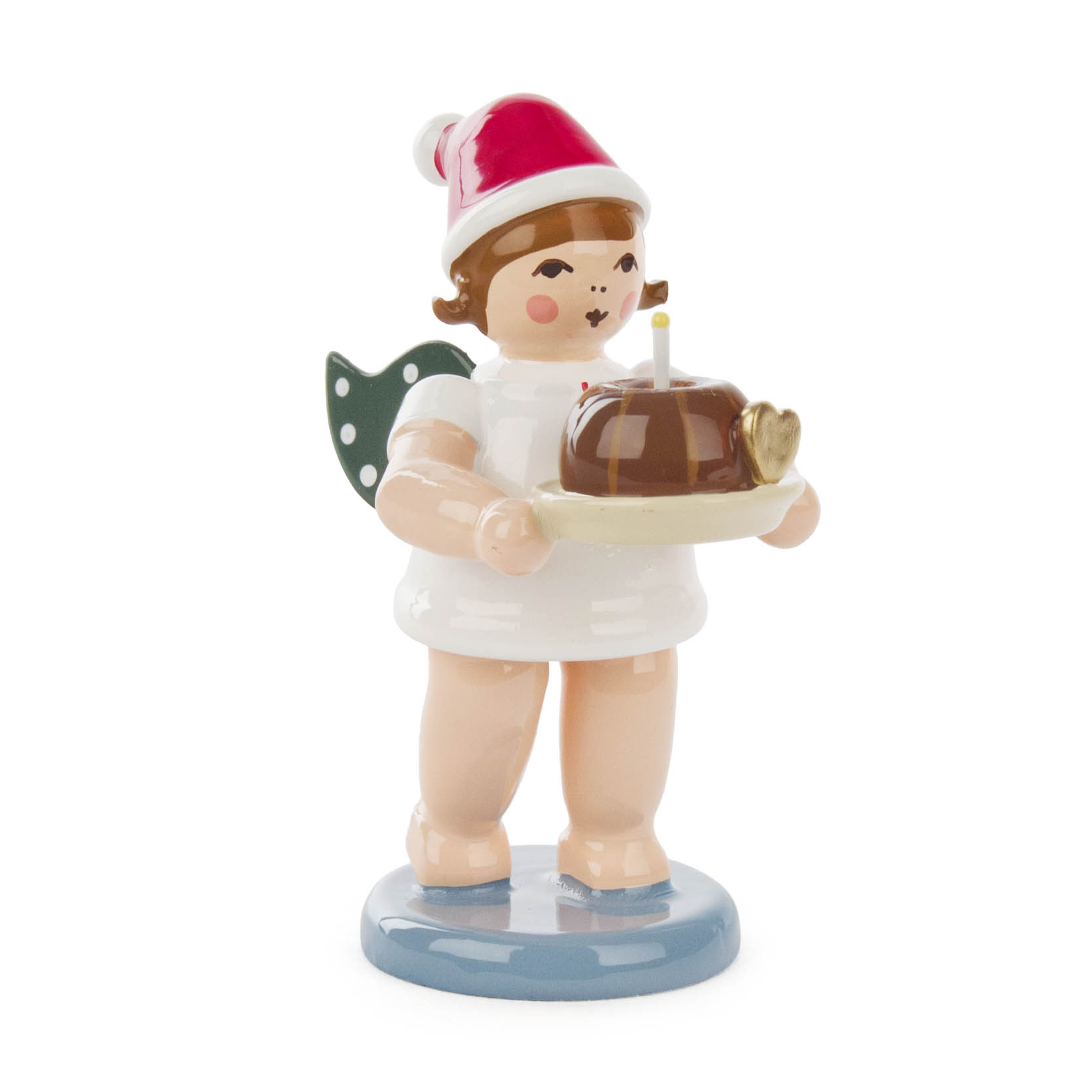 Eine Engelsfigur mit grünen Flügeln hält einen Kuchen mit Kerze, trägt eine rote Mütze und steht auf einem blauen Sockel. im Dregeno Online Shop günstig kaufen