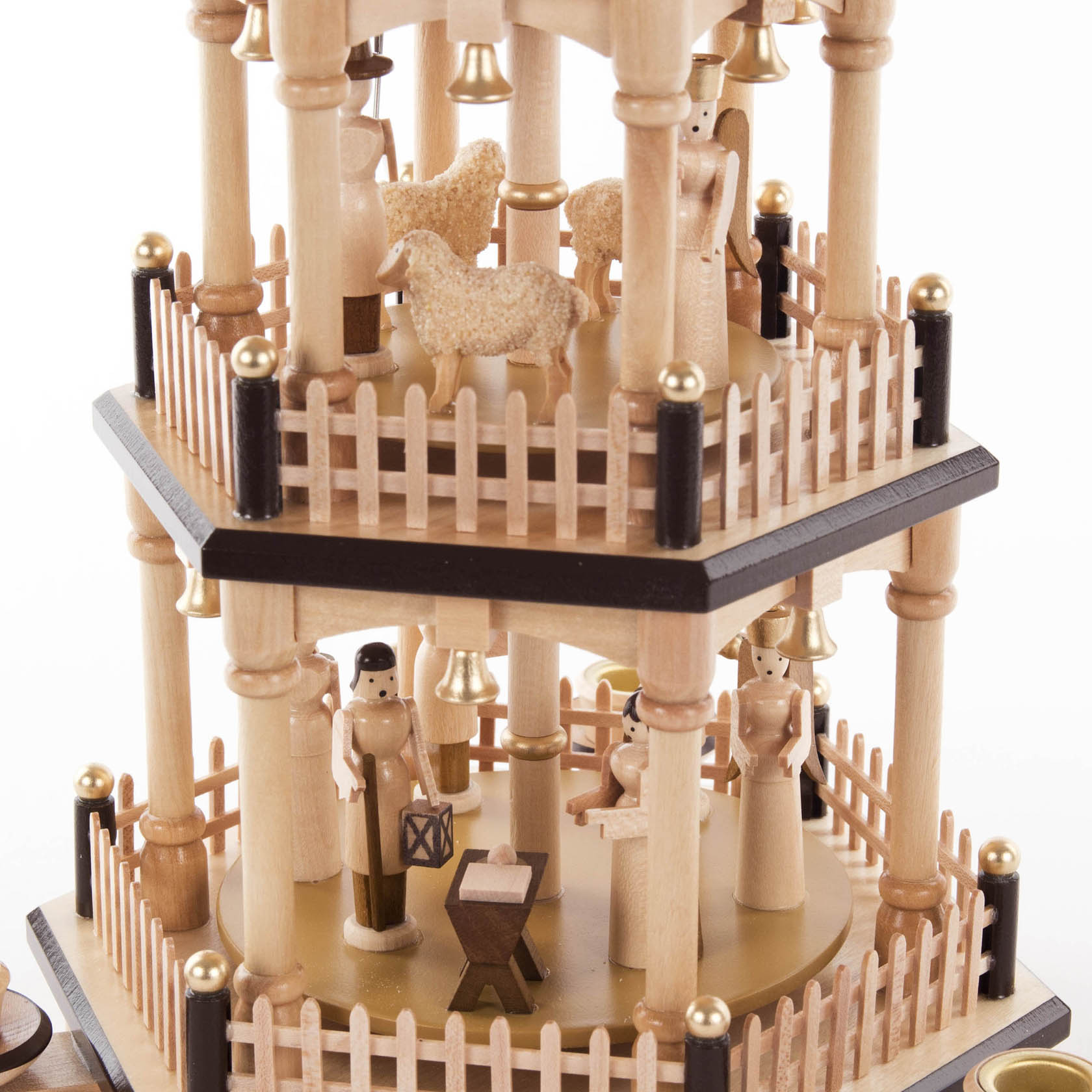 Zweistufige Holzpyramide mit naturbelassener Szene der Geburt Christi. Oben Schafe und Hirten, unten Maria, Josef und Jesus in der Krippe. Für Kerzen geeignet.