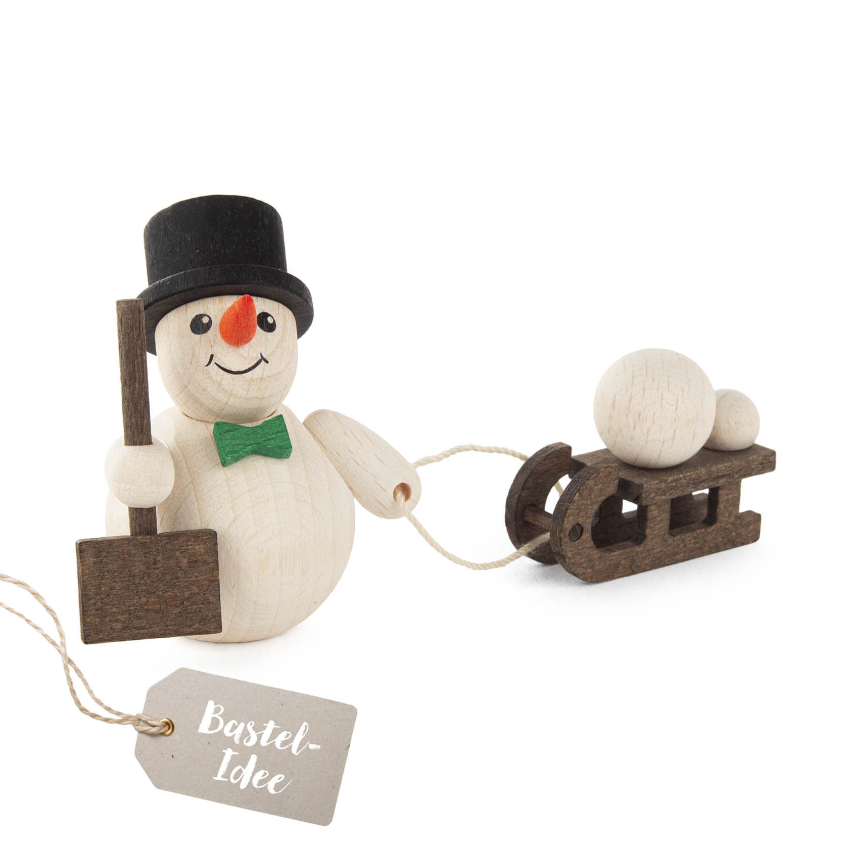 Holzschneemann mit schwarzem Zylinder und grünem Fliege zieht einen kleinen Schlitten aus Holz mit einem Schneeball. im Dregeno Online Shop günstig kaufen