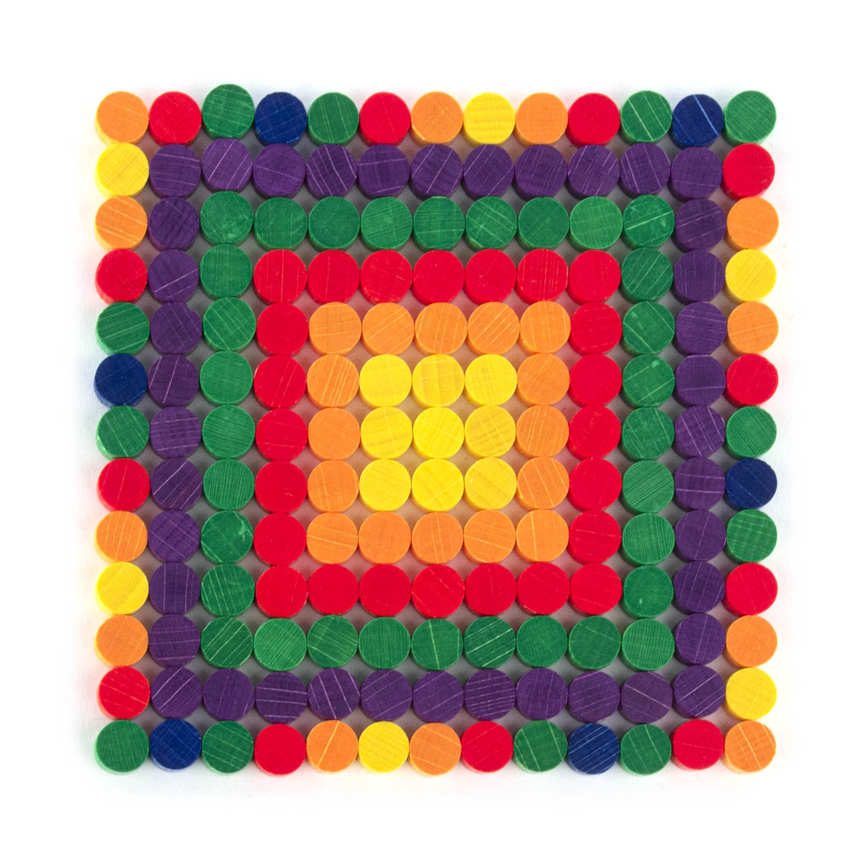 Quadratisches Mosaik aus bunten Holzpunkten in verschiedenen Farben angeordnet, bilden konzentrische Quadrate im Zentrum. im Dregeno Online Shop günstig kaufen