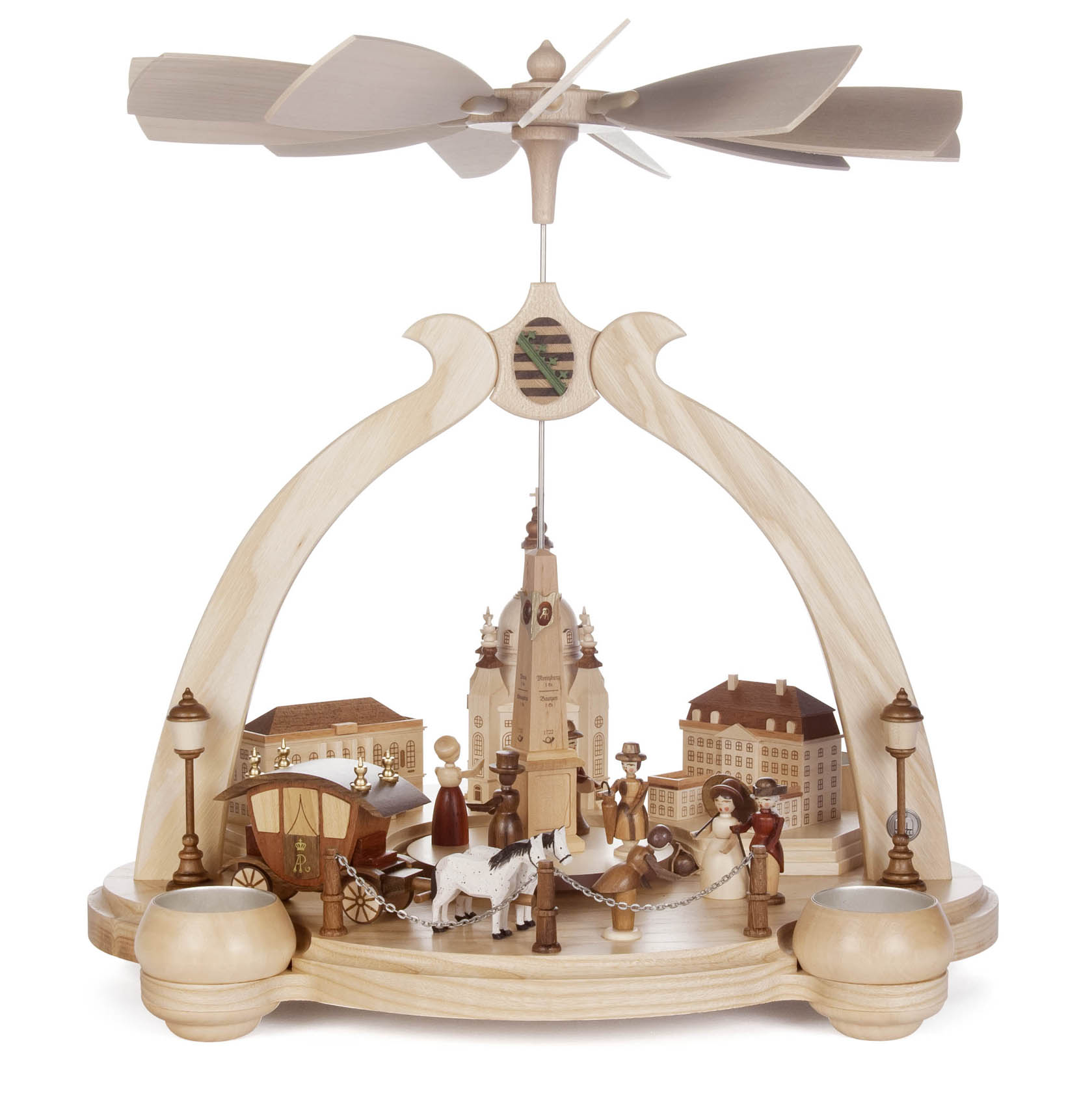 Holzpyramide mit drehenden Flügeln, die eine Szene aus Alt Dresden zeigt, inklusive Figuren, Kutsche und Miniaturgebäuden. Geeignet für Teelichte. im Dregeno Online Shop günstig kaufen