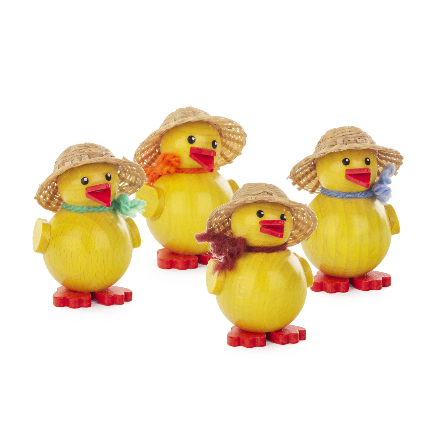 Vier gelbe Holzküken mit Strohhüten, bunten Schals und roten Schnäbeln und Füßen stehen nebeneinander. im Dregeno Online Shop günstig kaufen