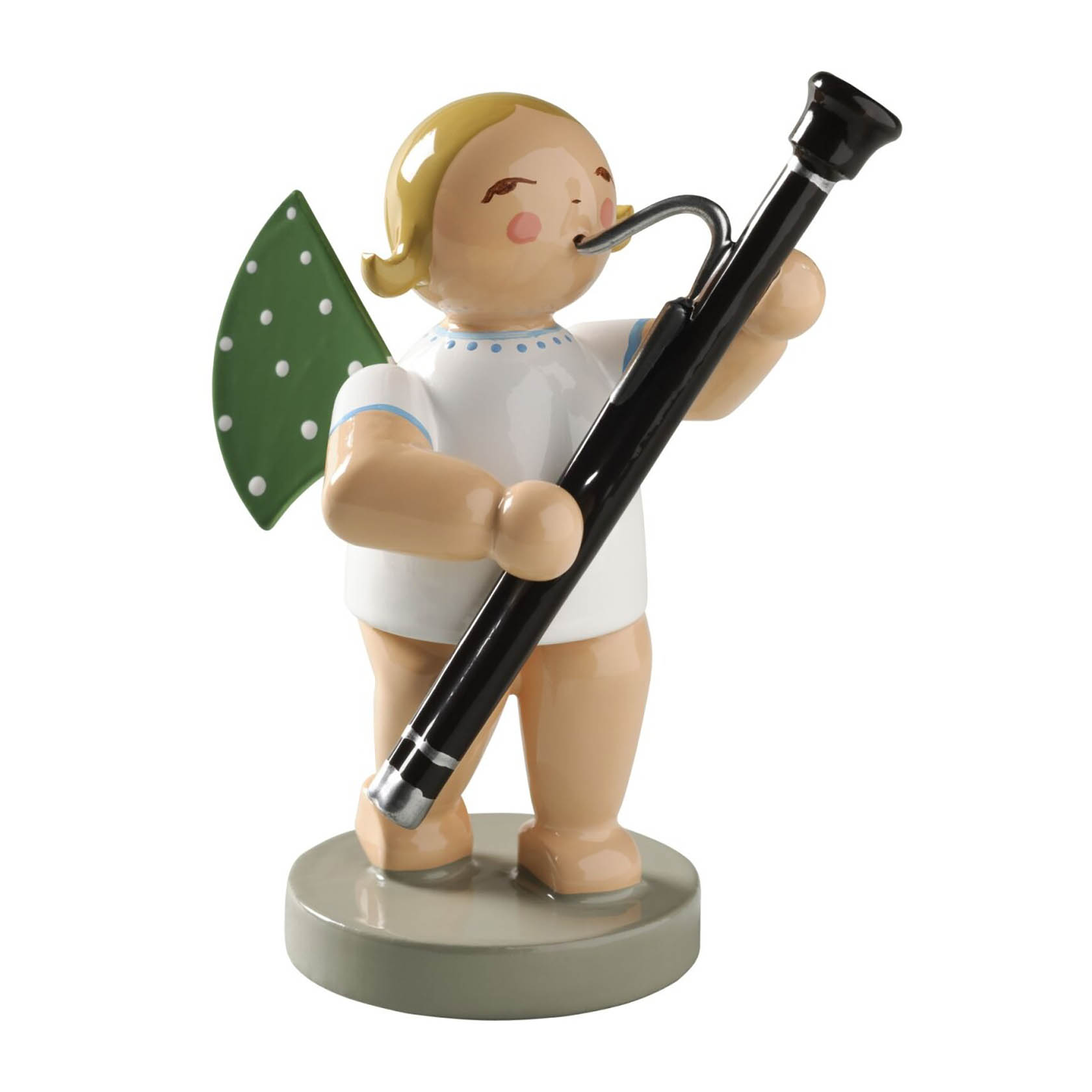 Eine Holzfigur eines Engels mit grünen Flügeln, der ein schwarzes Fagott spielt. Der Engel trägt ein weißes Kleid und steht auf einem runden Sockel. im Dregeno Online Shop günstig kaufen