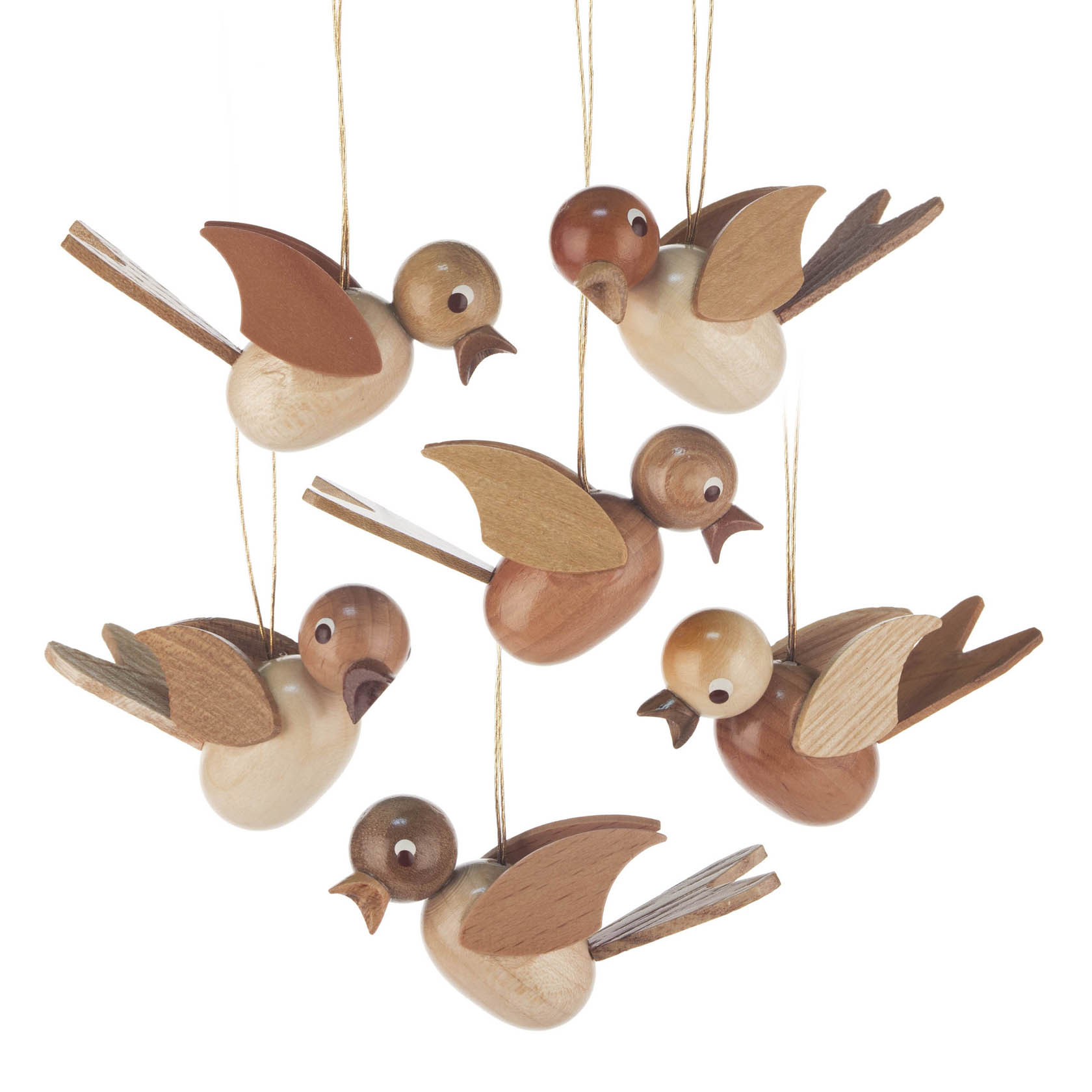 Sechs handgefertigte Holzvögel in verschiedenen Brauntönen hängen an Fäden. im Dregeno Online Shop günstig kaufen
