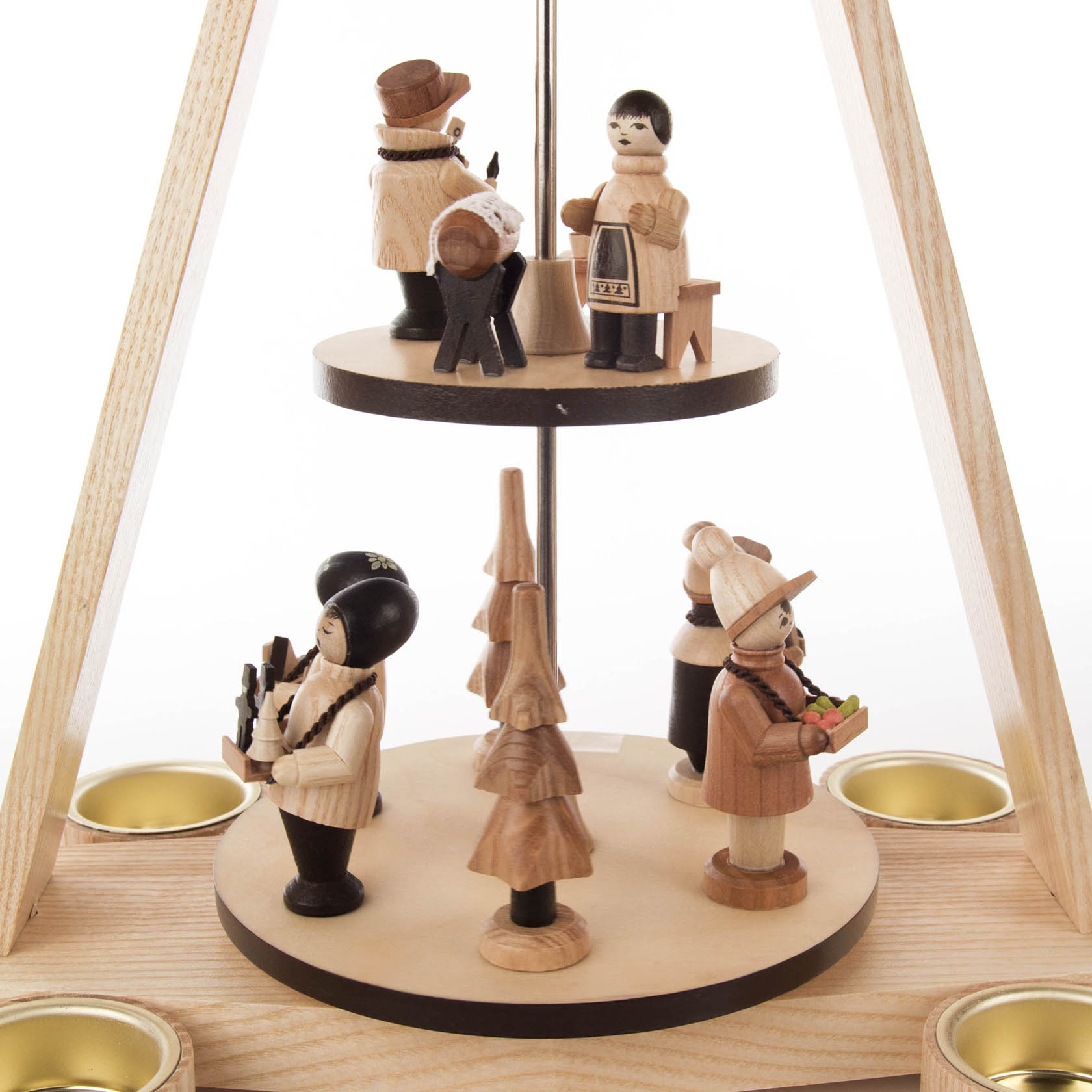 Zweistöckige Pyramide aus Holz, dekoriert mit Figuren von Spielzeugmachern und Musikanten, umgeben von Teelichthaltern.