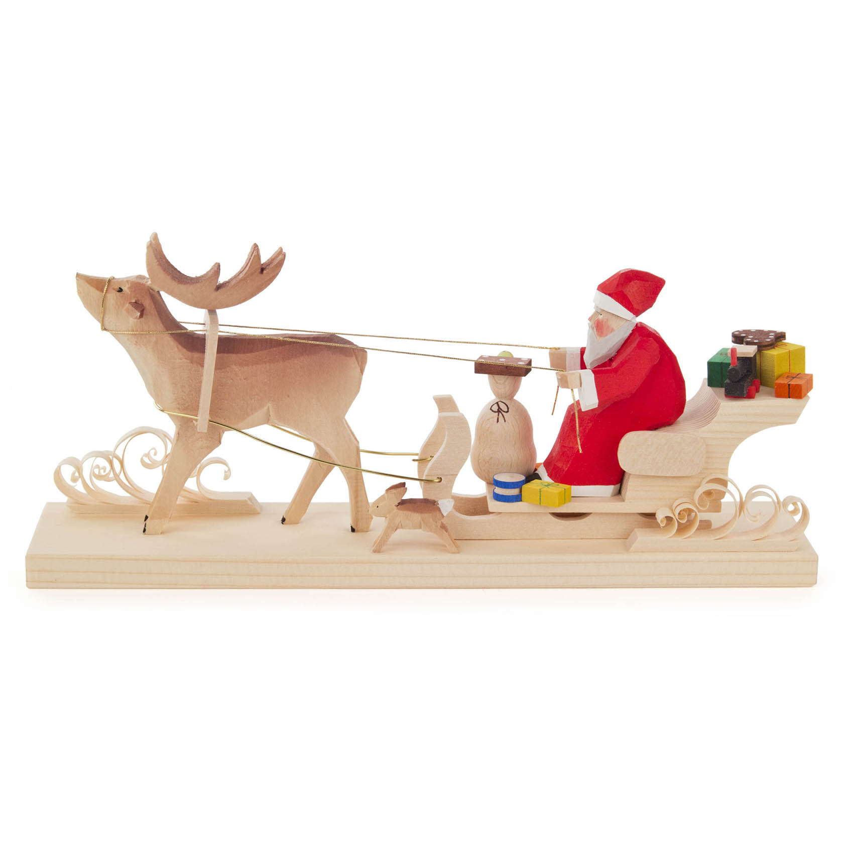 Holzfigur eines Weihnachtsmanns auf einem Schlitten, der von einem Hirsch gezogen wird. Der Schlitten trägt Geschenke und einen Sack. im Dregeno Online Shop günstig kaufen