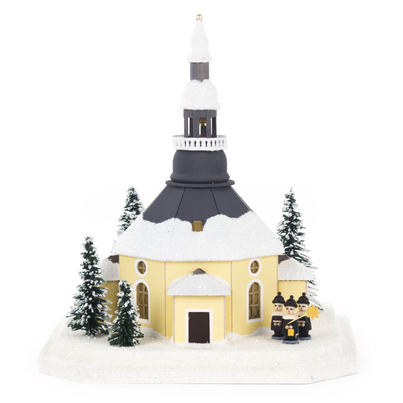 Modell der Seiffener Kirche mit elektrischer Beleuchtung, umgeben von Tannenbäumen und drei Figuren in traditioneller Kleidung im Vordergrund. im Dregeno Online Shop günstig kaufen