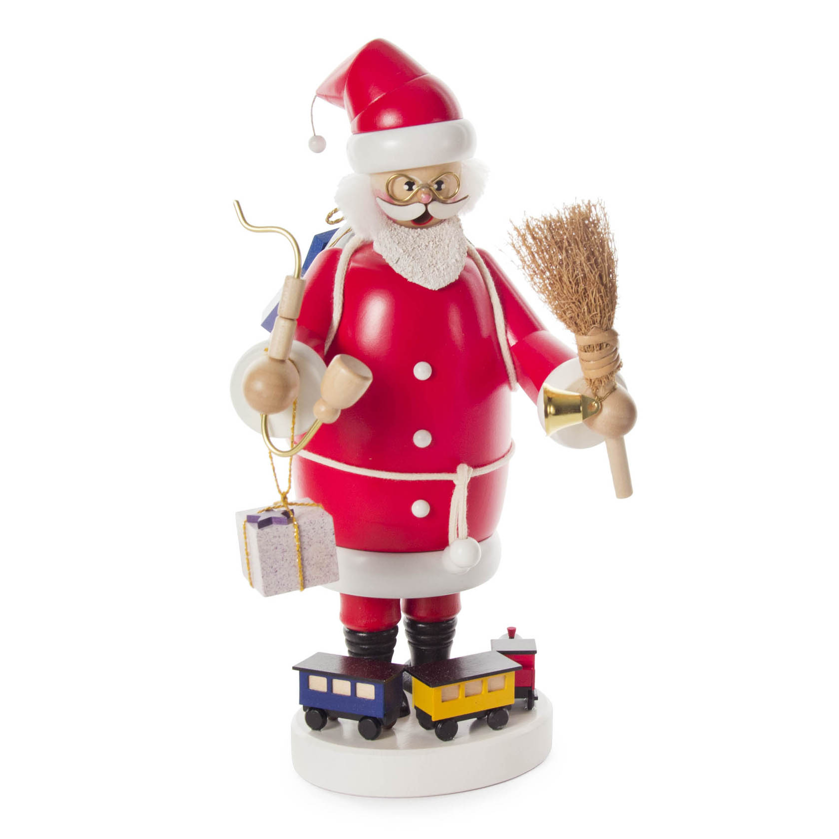 Ein roter Räuchermann in Form eines Weihnachtsmannes. Er hält eine Rute und ein Geschenk. Auf seinem Rücken ist ein blauer Sack, und er steht auf einem Sockel mit zwei Spielzeugwagen. im Dregeno Online Shop günstig kaufen