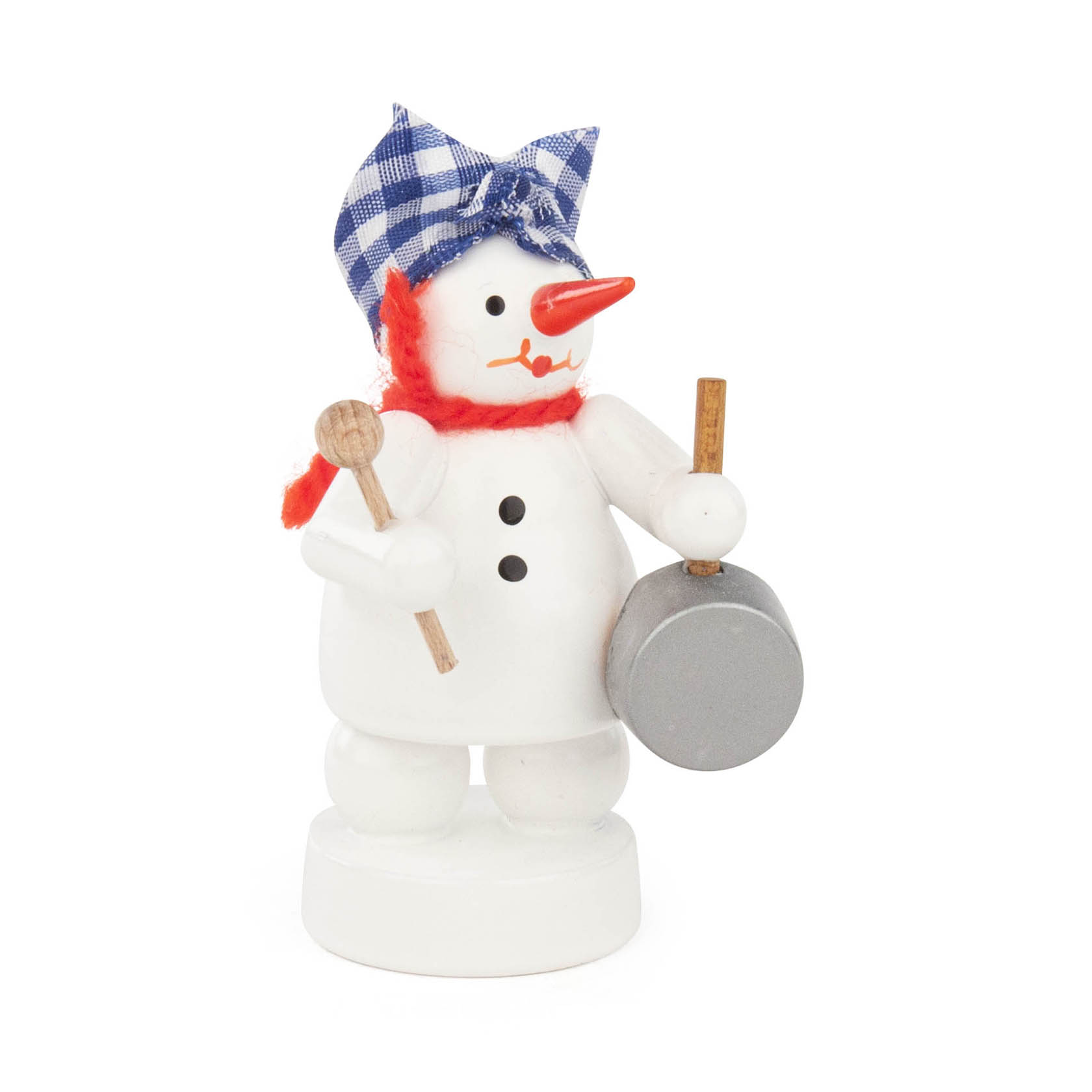 Kleiner Schneemann aus Holz mit einer karierten blauen Mütze, einem roten Schal, einer Bratpfanne in der rechten Hand und einem Löffel in der linken Hand. im Dregeno Online Shop günstig kaufen