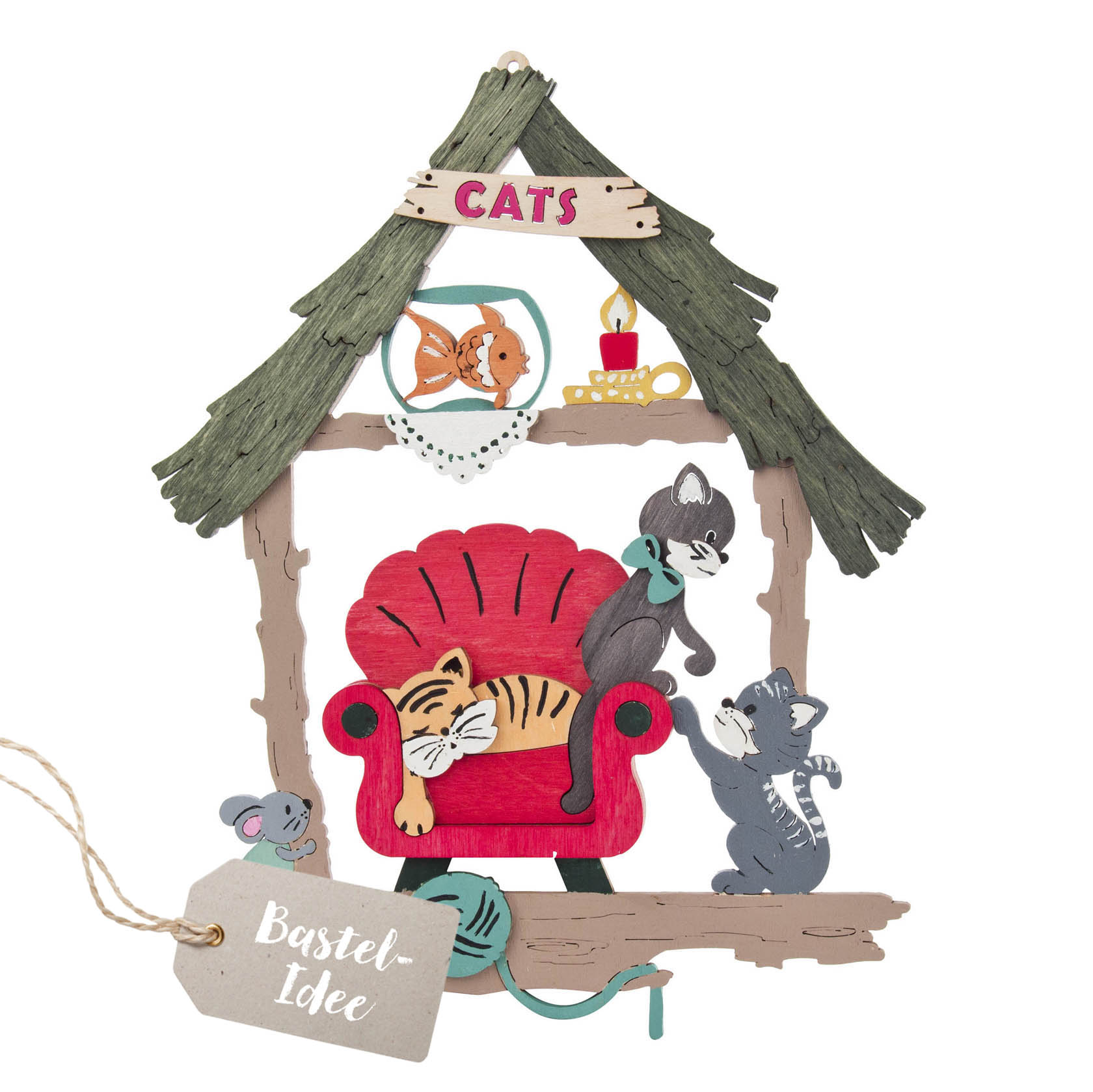 Bastelset Fensterbild mit zwei Katzen im roten Sessel, eine schlafend, eine stehend. Zwei weitere Katzen, ein Goldfisch und eine Maus im Raum. im Dregeno Online Shop günstig kaufen