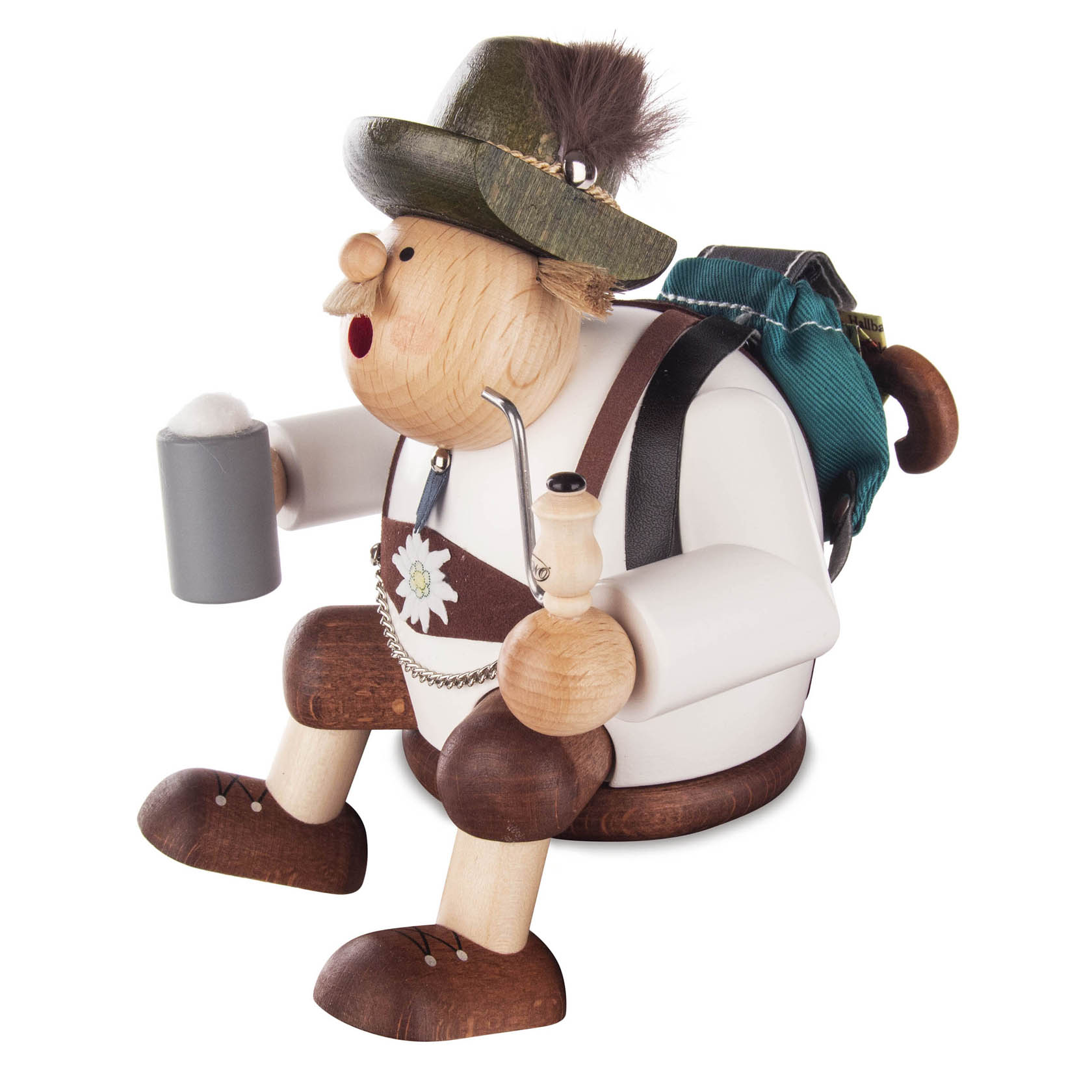 Ein Räuchermann als Wanderer, 17 cm groß, sitzt als Kantenhocker. Er trägt traditionelle Wanderbekleidung und hält eine Pfeife sowie einen Bierkrug. im Dregeno Online Shop günstig kaufen