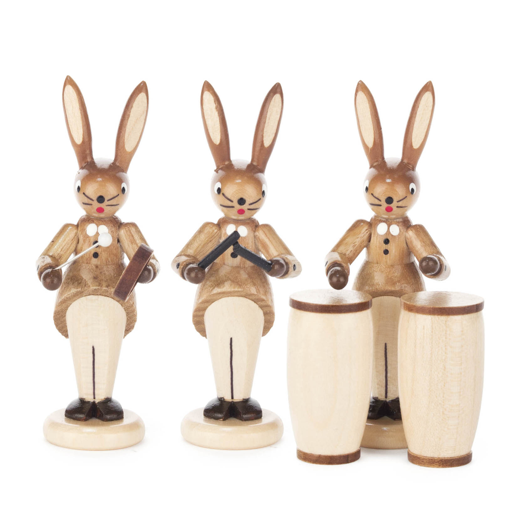 Drei holzgeschnitzte Hasenfiguren, einer spielt Tamburin, einer Klanghölzer, einer steht bei zwei Conga-Trommeln. Alle in natürlicher Holzoptik. im Dregeno Online Shop günstig kaufen
