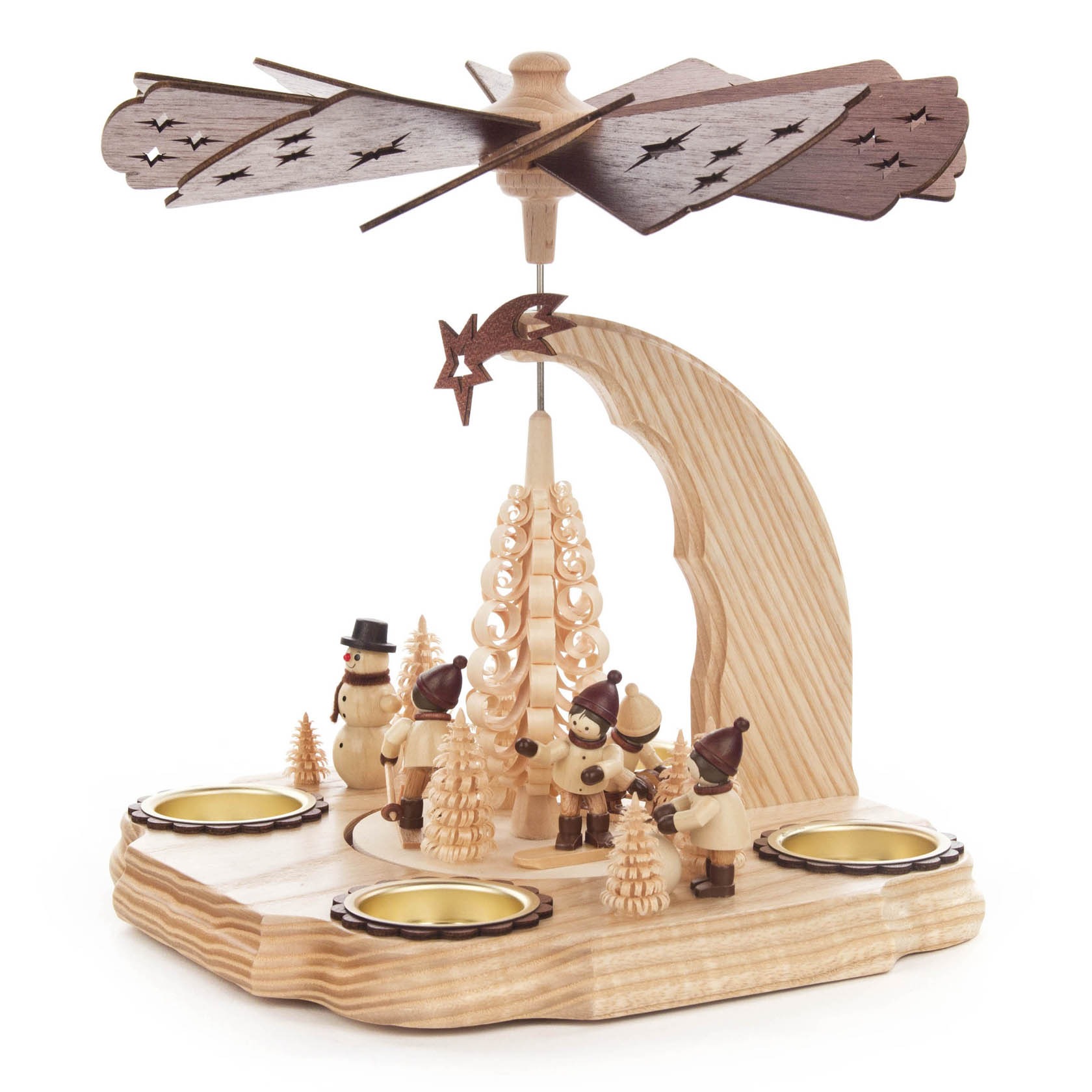 Holzpyramide mit drei Teelichthaltern, einem Bogen und einer Weihnachtsszene mit Schneemännern und Bäumen. Flügelrad aus Holz oben montiert. im Dregeno Online Shop günstig kaufen