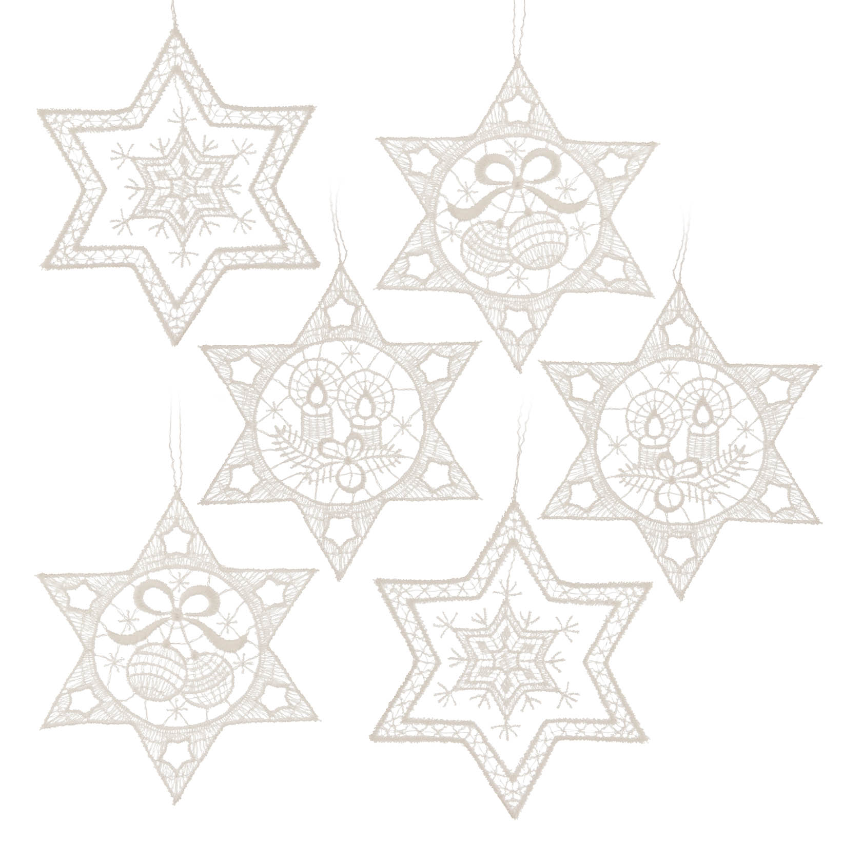 Sechs sternförmige Spitzenanhänger mit verschiedenen Stickereien, darunter Schneeflocken- und Glockenmuster, alle mit feinen Details in hellem Beige. im Dregeno Online Shop günstig kaufen