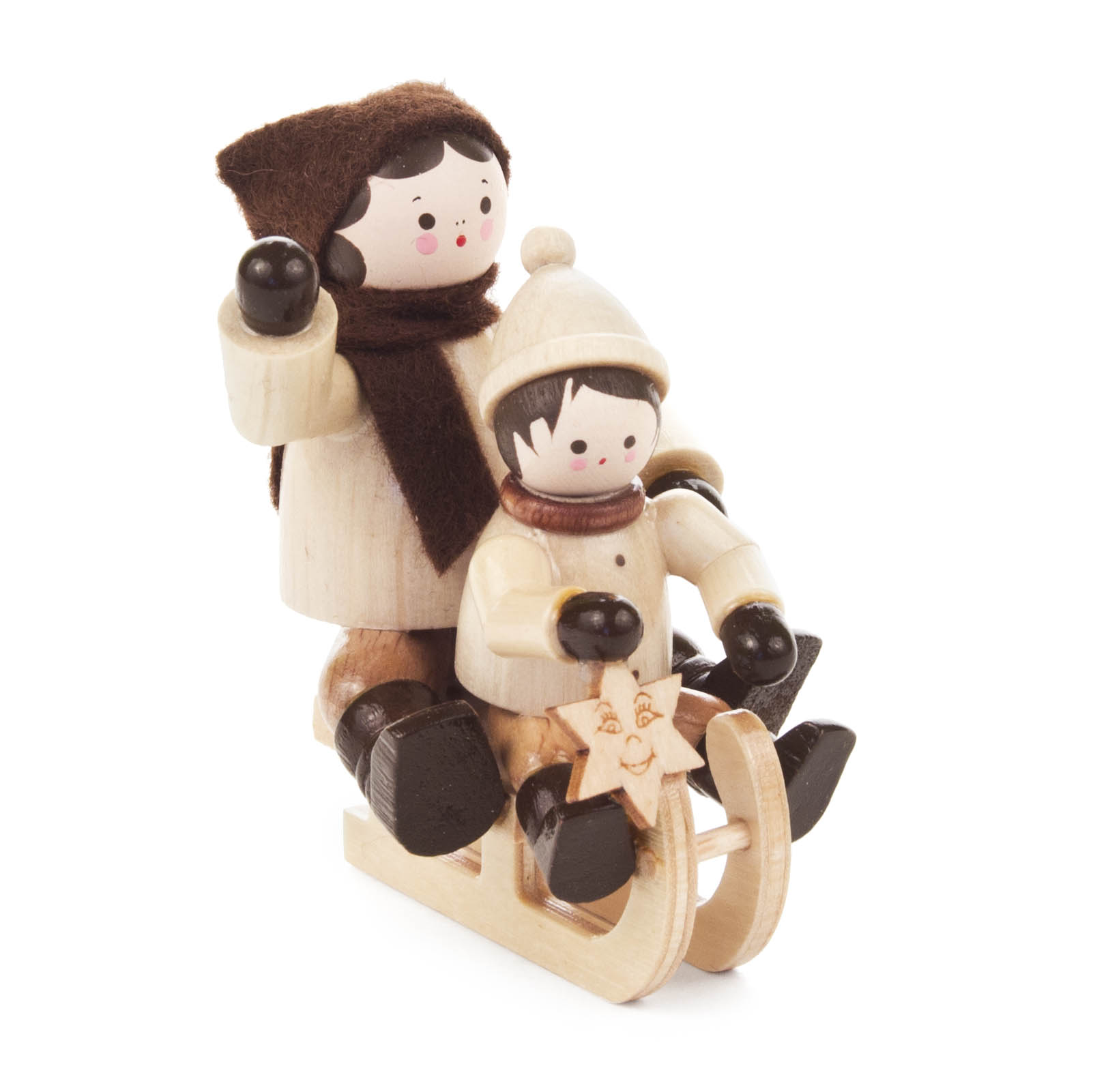 Zwei hölzerne Figuren, eine Frau und ein Kind, sitzen auf einem Schlitten. Beide tragen Mützen und Schals aus dunklem Material, die Frau hebt eine Hand. im Dregeno Online Shop günstig kaufen
