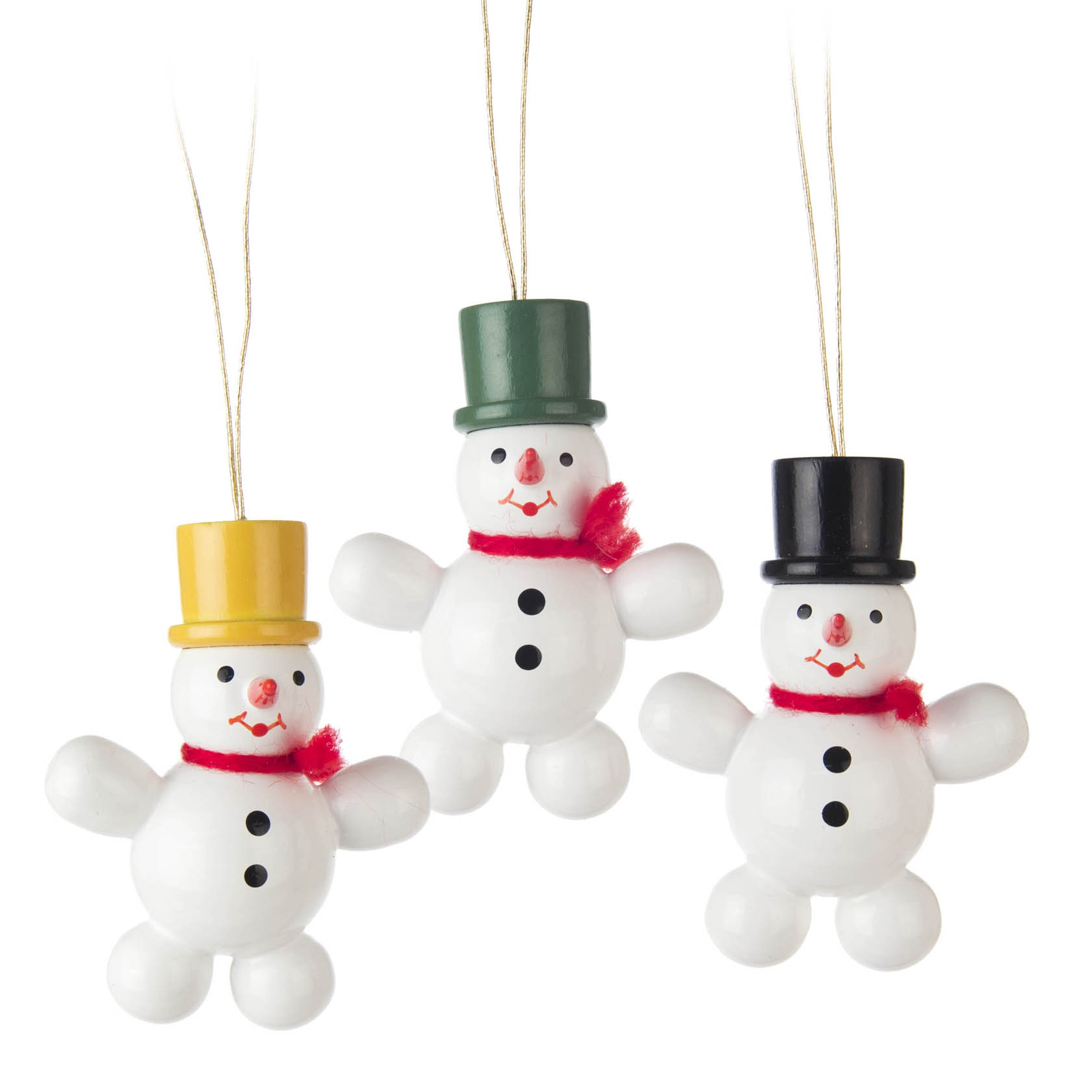 Drei lächelnde Schneemänner aus Keramik, hängen an goldenen Fäden. Jeder trägt einen schwarzen, grünen oder gelben Zylinder und einen roten Schal. im Dregeno Online Shop günstig kaufen