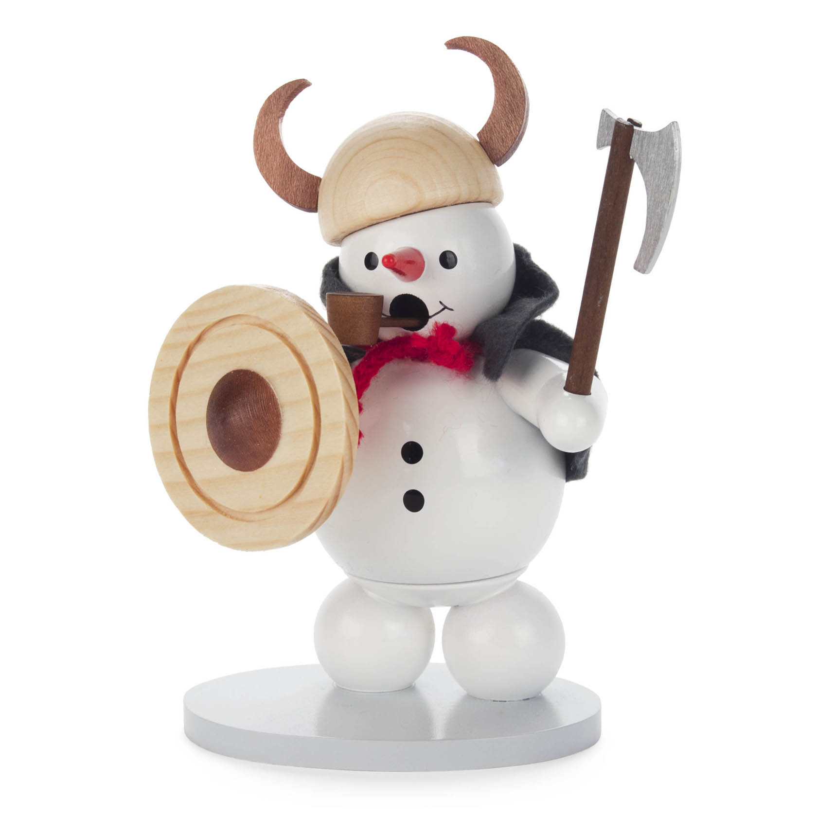 Ein Schneemann in Wikinger-Verkleidung mit Helm, Axt, Schild und Pfeife, dargestellt als Räuchermann. im Dregeno Online Shop günstig kaufen