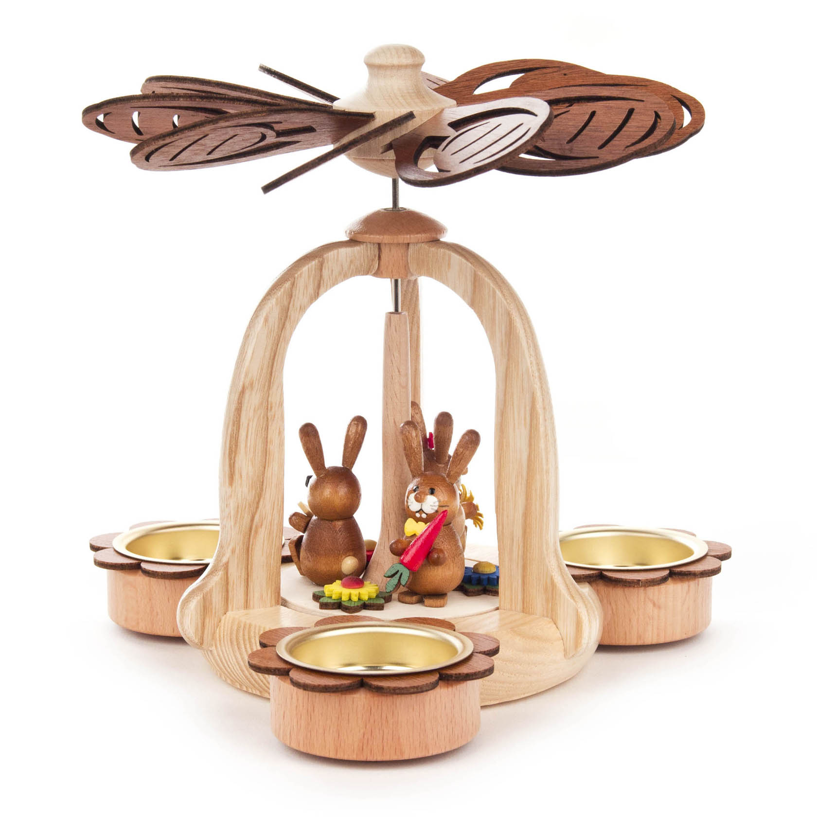 Holzteelichtpyramide mit vier Hasenfiguren, davon zwei mit Blumensträußen. Das Design ist naturbelassen, mit teils farbigen und lasierten Elementen. im Dregeno Online Shop günstig kaufen