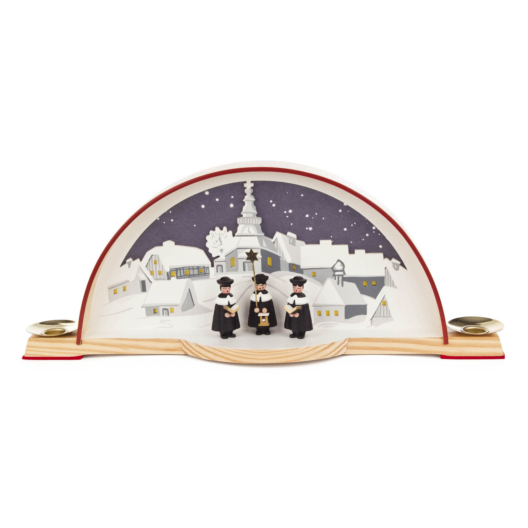 Ein Schwibbogen zeigt die Seiffener Kirche in der Mitte, umgeben von einem winterlichen Dorf. Drei Kurrendesänger stehen im Vordergrund. Der Bogen ist elektrisch beleuchtet. im Dregeno Online Shop günstig kaufen