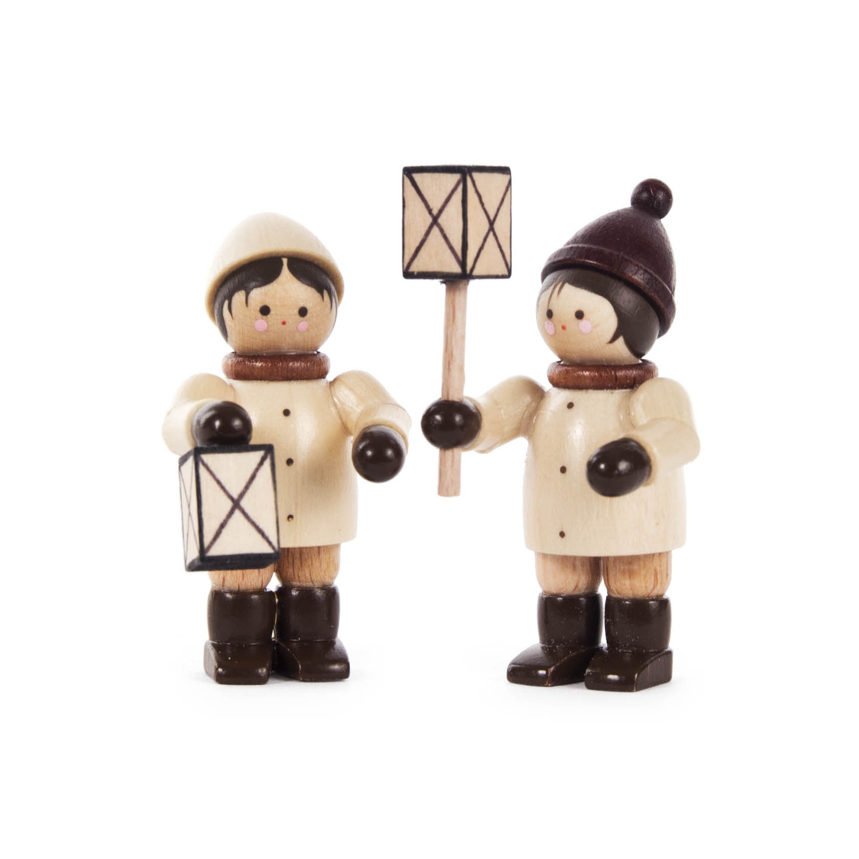 Zwei Holzfiguren von Kindern mit Laternen in der Hand, beide in naturfarbenen Mänteln und braunen Stiefeln und Mützen gekleidet. im Dregeno Online Shop günstig kaufen