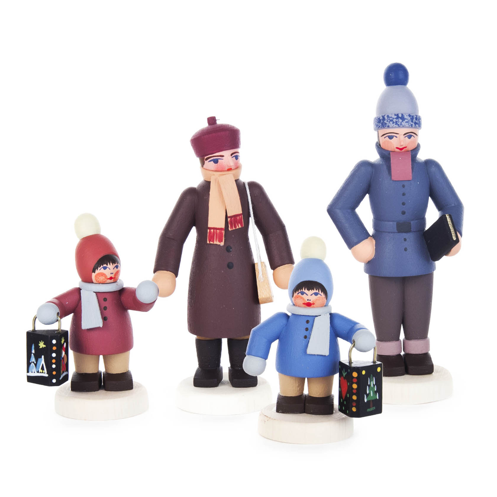 Vier hölzerne Mettengänger-Figuren, Vater, Mutter und zwei Kinder, in Winterkleidung mit Laternen und Mützen, von Christian Ulbricht 1997. im Dregeno Online Shop günstig kaufen