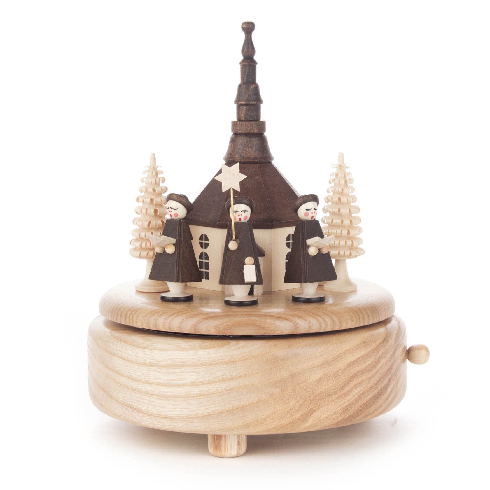 Holz-Spieldose mit einer Seiffener Kirche und drei Kurrende-Figuren in brauner Kleidung, flankiert von zwei Holzbäumen. Spielt die Melodie 'Stille Nacht'. im Dregeno Online Shop günstig kaufen