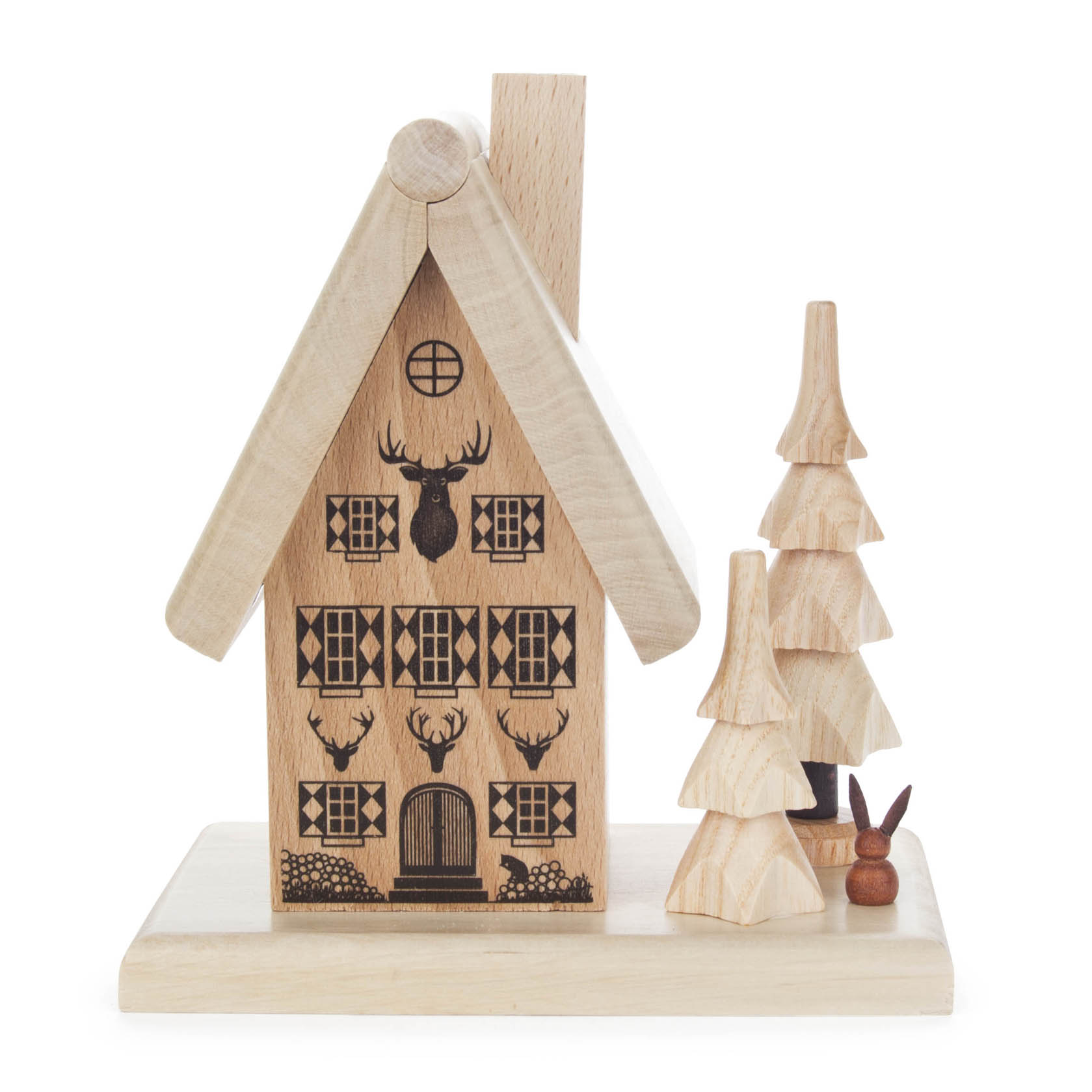 Holzmodell eines Forsthauses mit Tannen und einem Hasen aus Holz, dient als Räucherhaus. im Dregeno Online Shop günstig kaufen