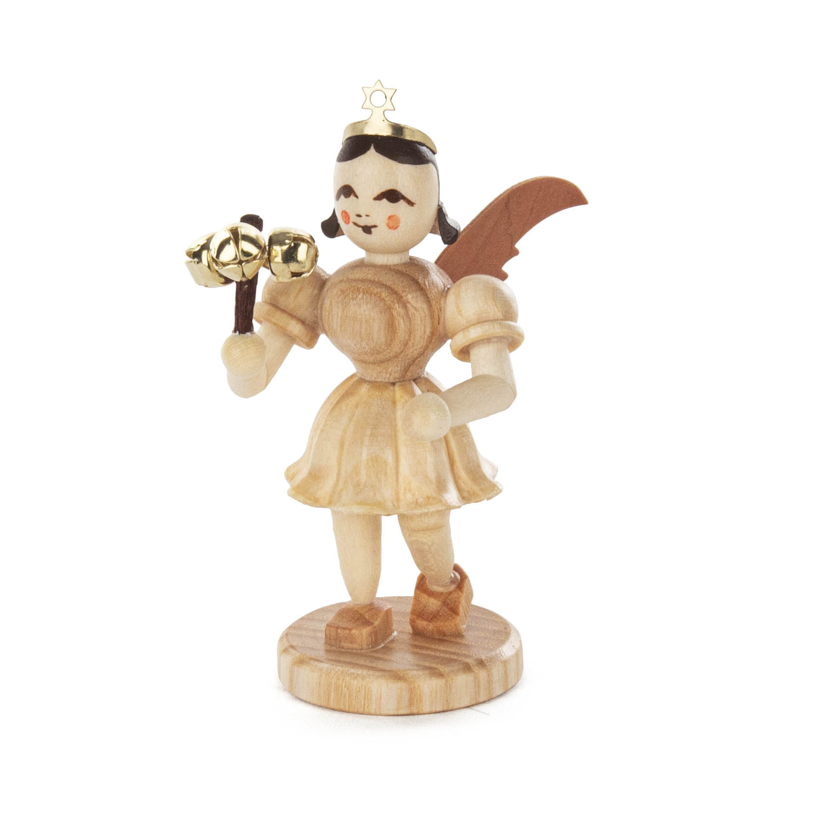 Holzengel in Naturfarben mit braunen Flügeln, goldener Krone und einem Schellenstab in der Hand auf einem runden Sockel stehend. im Dregeno Online Shop günstig kaufen