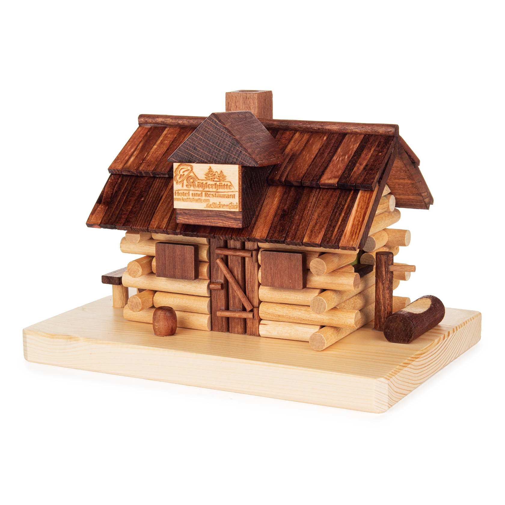 Handgearbeitetes, kleines Räucherhaus aus Holz in Form einer Hütte mit Schornstein und einem Schild 'Köhlerhütte'. im Dregeno Online Shop günstig kaufen
