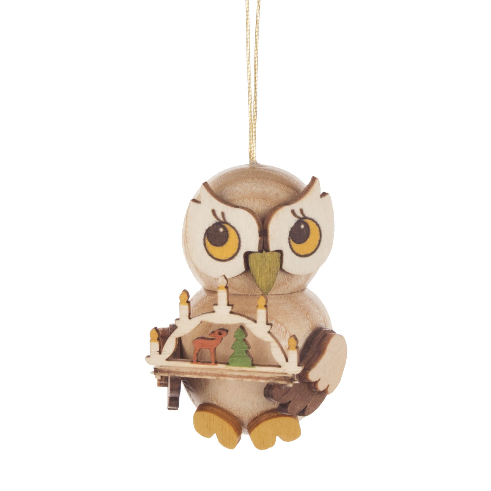 Dekorativer Holzanhänger in Form einer Eule, die einen Schwibbogen mit Kerzen, einem Reh und einem Baum vorne hält. im Dregeno Online Shop günstig kaufen