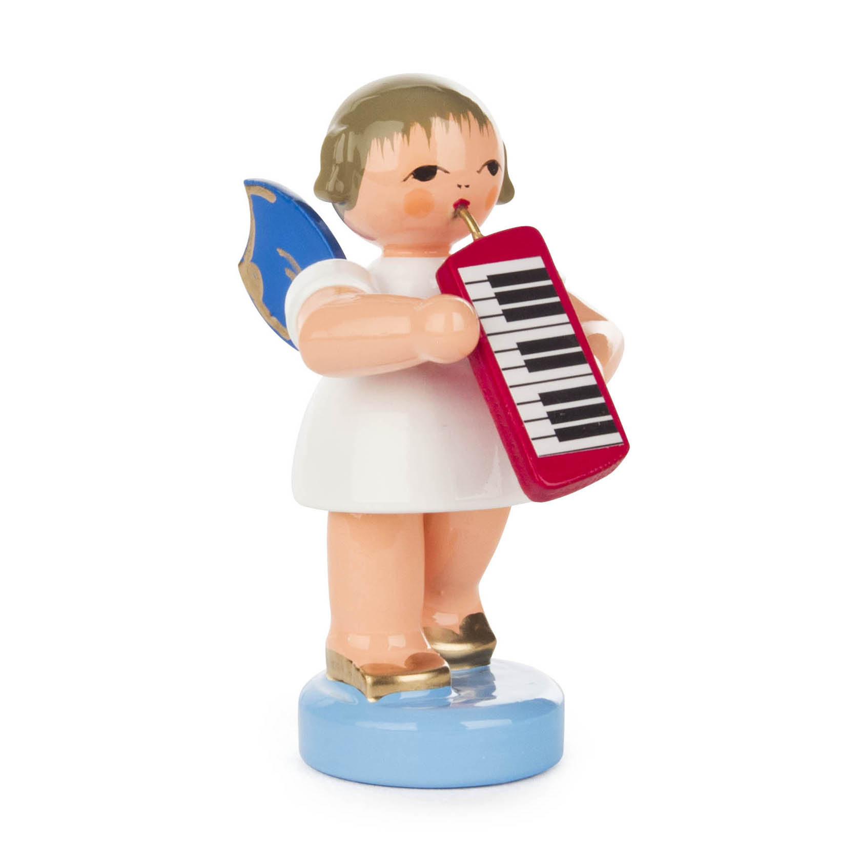Eine Figur eines Engels mit goldenen Haaren, blauen Flügeln, weißem Kleid und goldenen Schuhen spielt eine rote Melodica. Der Engel steht auf einem blauen Sockel. im Dregeno Online Shop günstig kaufen