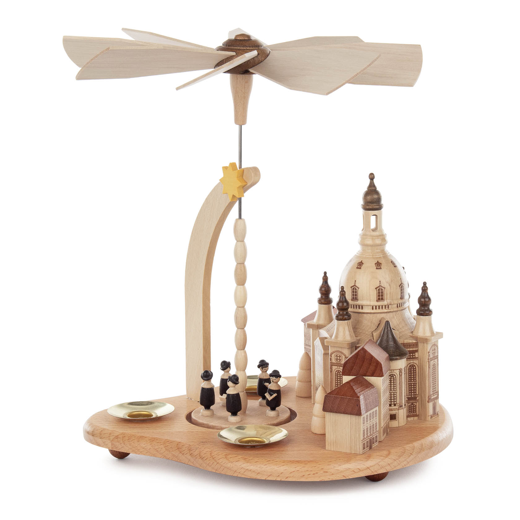 Weihnachtspyramide mit drei traditionellen Figuren, einem Modell der Dresdner Frauenkirche, umliegenden Gebäuden und Teelichthaltern.