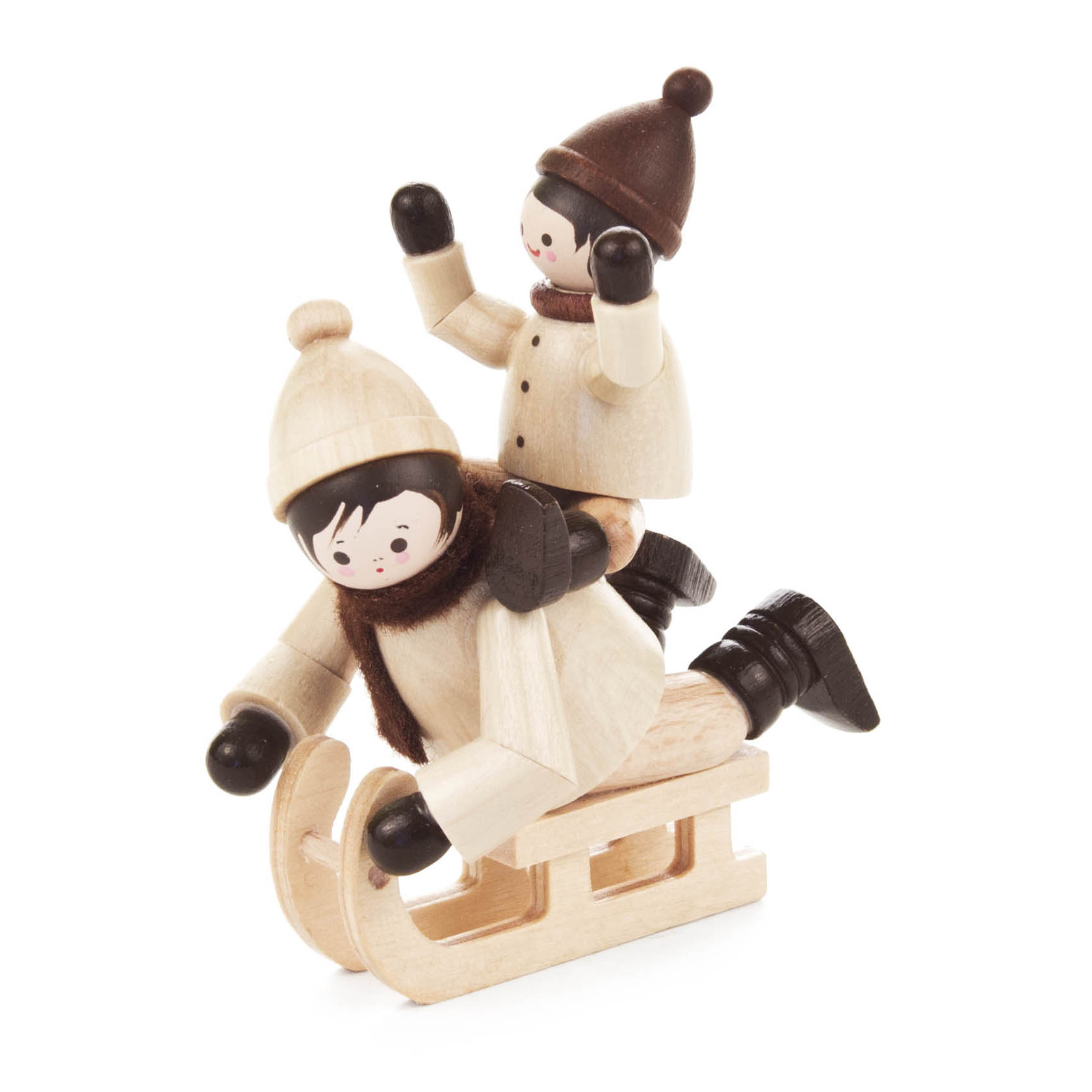 Zwei Holzfiguren auf einem Holzschlitten. Ein kleines Kind sitzt hinten und hebt freudig die Arme. Beide tragen Winterkleidung. im Dregeno Online Shop günstig kaufen