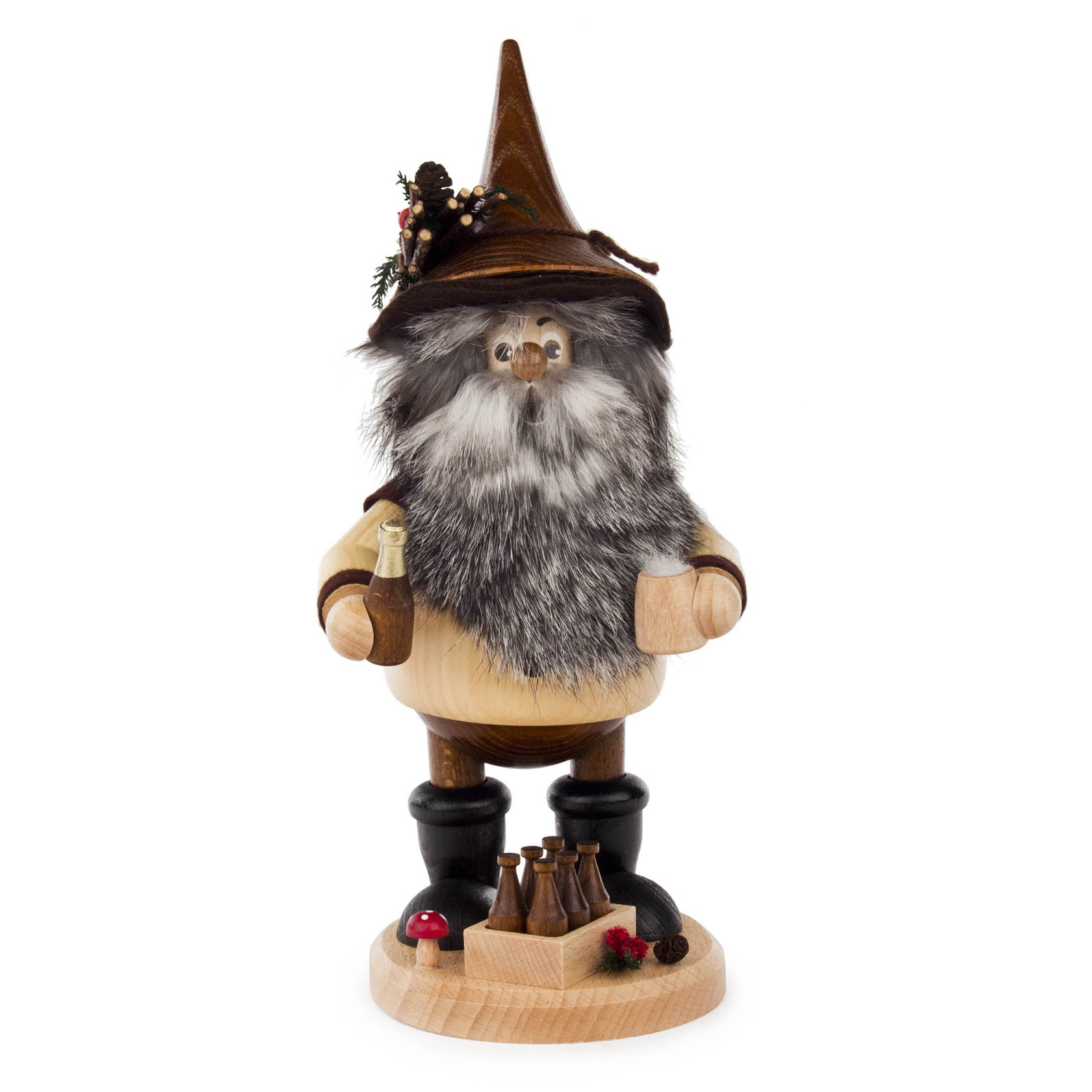 Ein Räuchermann in Form eines Wichtels mit grauem Bart, spitzem Hut und Bierflasche in der Hand, steht auf einem Holzsockel neben weiteren Bierflaschen. im Dregeno Online Shop günstig kaufen