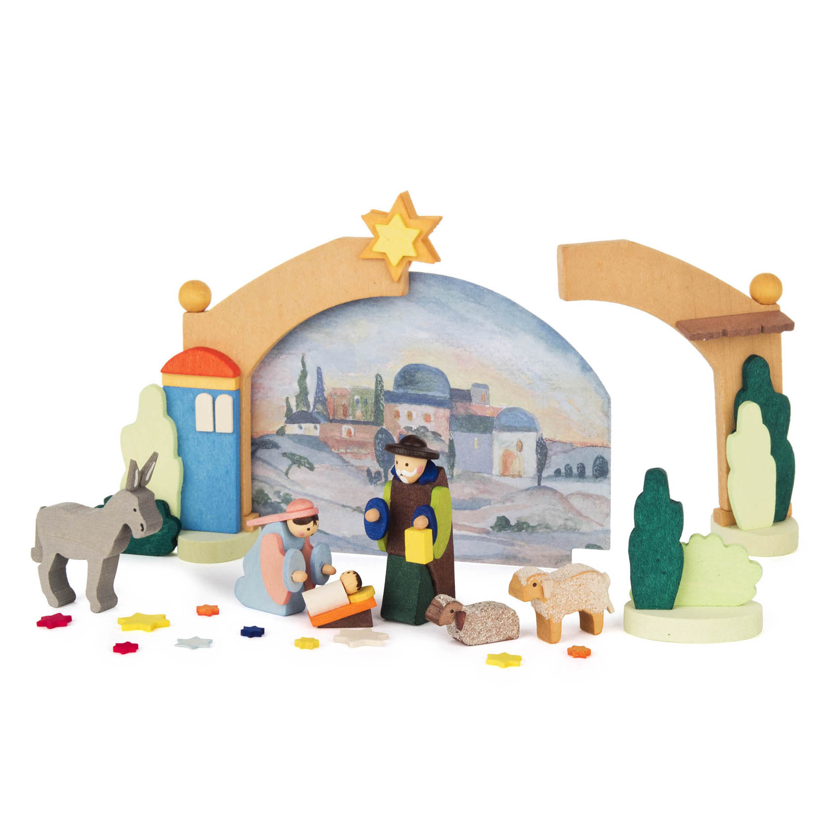 Miniatur-Szene mit Figuren von Maria, Josef und Jesuskind in einer Krippe, umgeben von einem Esel und Schafen, vor einem dekorativen Hintergrund.