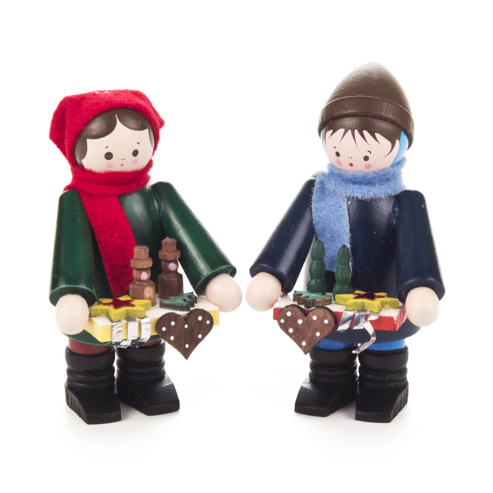 Zwei bunte Holzfiguren, als Kinder dargestellt, halten Tabletts mit Striezel, Stern und Herz aus Holz. Eine Figur trägt roten Schal und Mütze, die andere blauen. im Dregeno Online Shop günstig kaufen