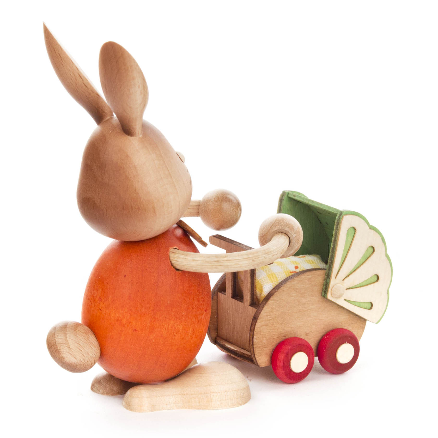 Holzhase mit orangefarbenem Körper, der einen kleinen, bunten Holzkinderwagen schiebt.