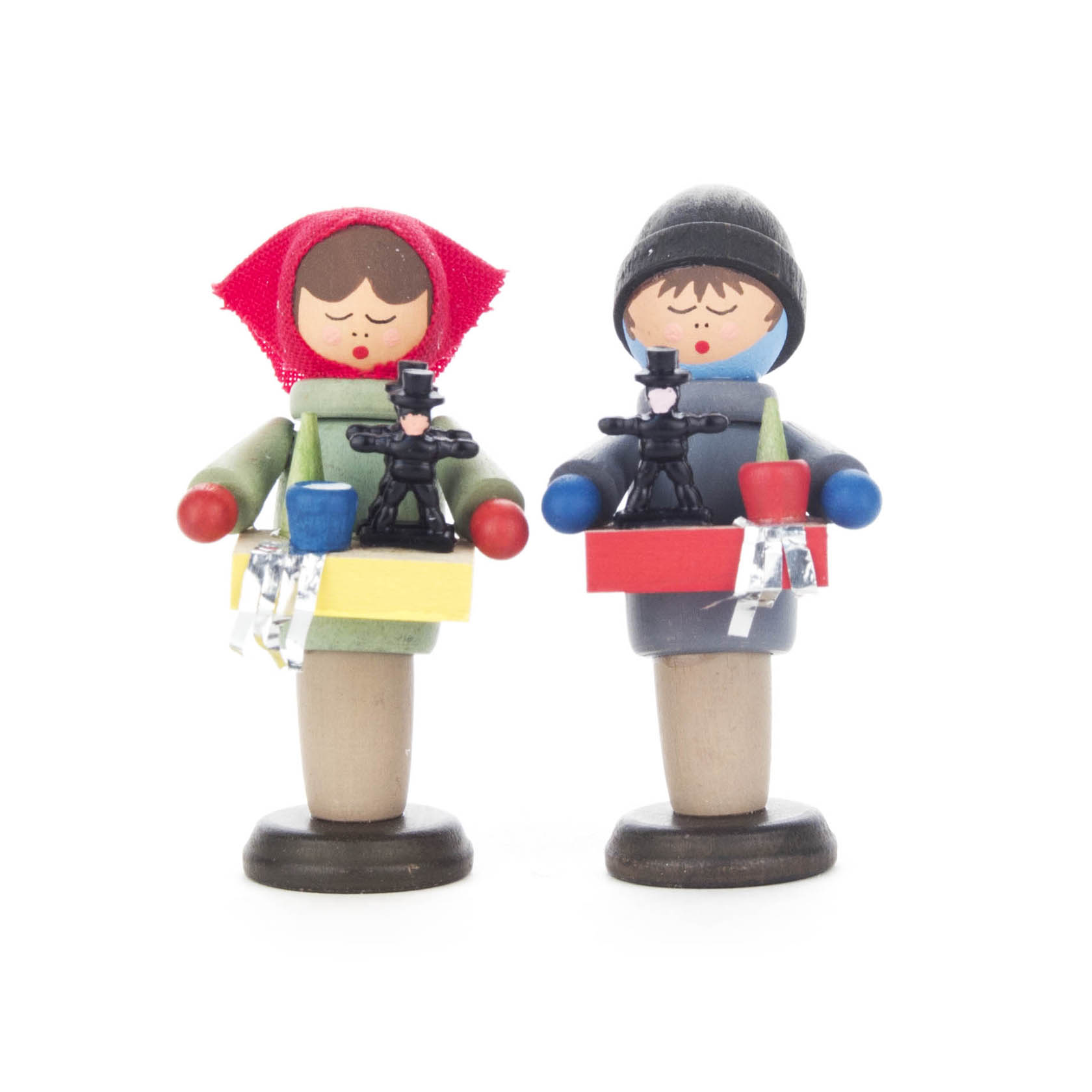 Zwei Striezelkinder aus Holz, ein Mädchen mit rotem Kopftuch, grüner Jacke und ein Junge mit schwarzer Mütze, tragen Geschenke mit Kerzenhaltern. im Dregeno Online Shop günstig kaufen