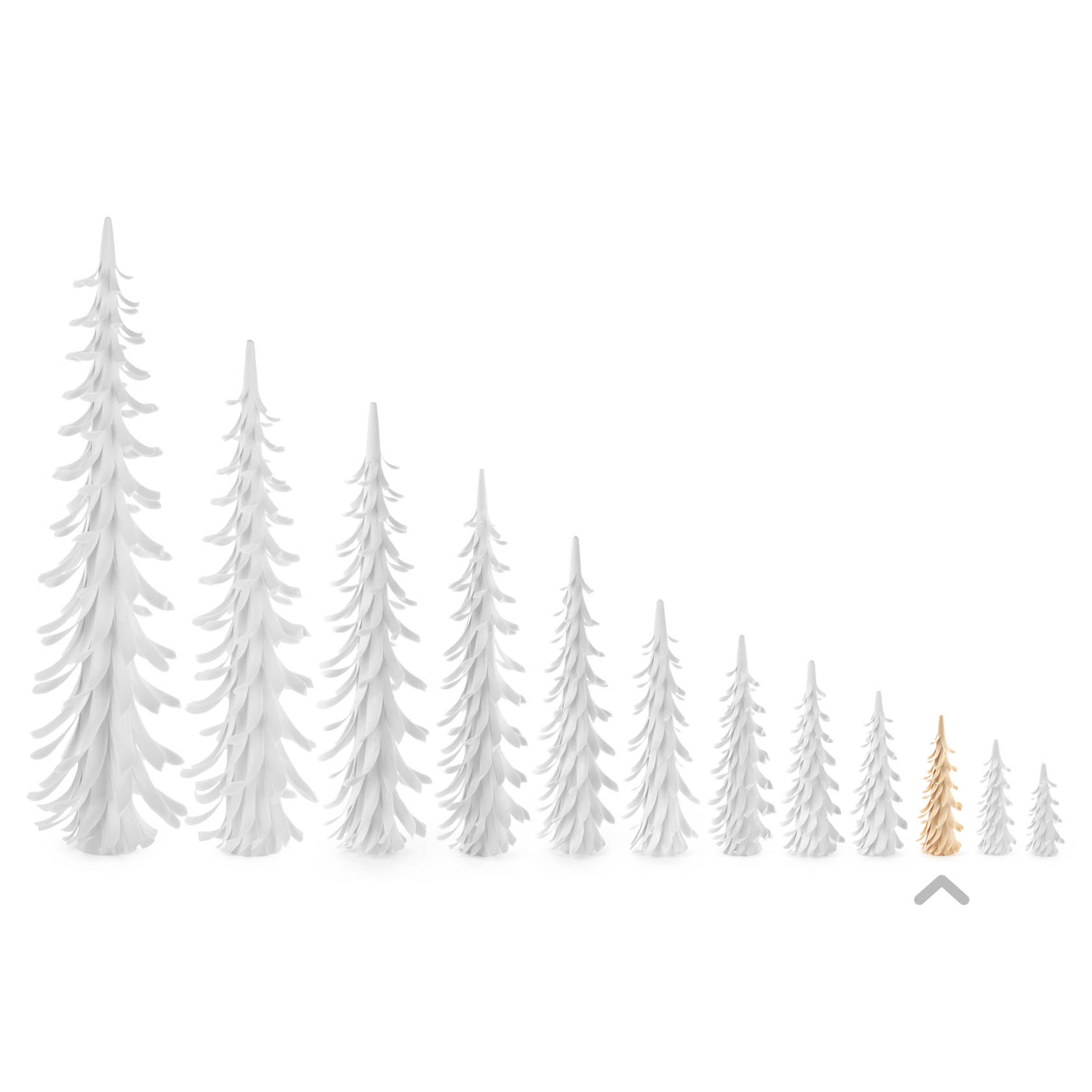 Ein Set von elf weißen dekorativen Spiralbäumen in unterschiedlichen Größen, von groß bis klein, mit einem goldenen Baum in der Mitte.