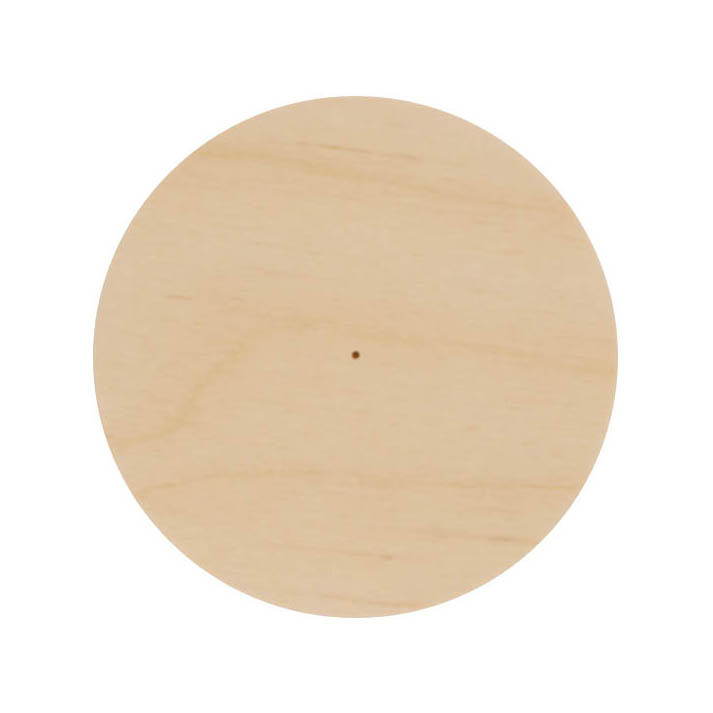 Ein runder, flacher Pyramidenteller aus hellem Holz mit einem kleinen Punkt in der Mitte. Durchmesser: 80mm. im Dregeno Online Shop günstig kaufen