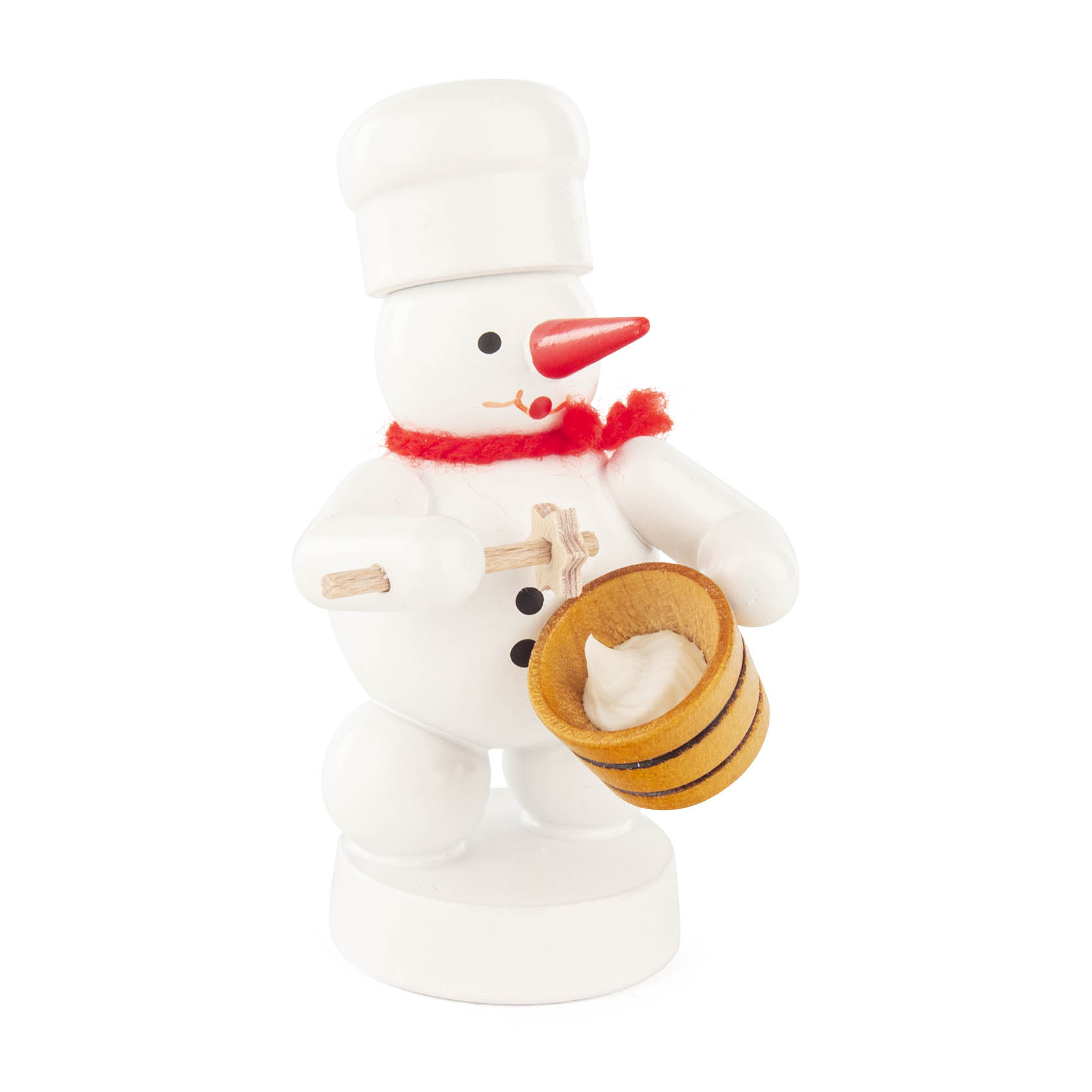 Ein Schneemann in Bäcker-Kleidung mit rotem Schal und Bäckermütze, hält einen kleinen Teigquirl und eine Schüssel, lächelnd und aus Holz gefertigt. im Dregeno Online Shop günstig kaufen