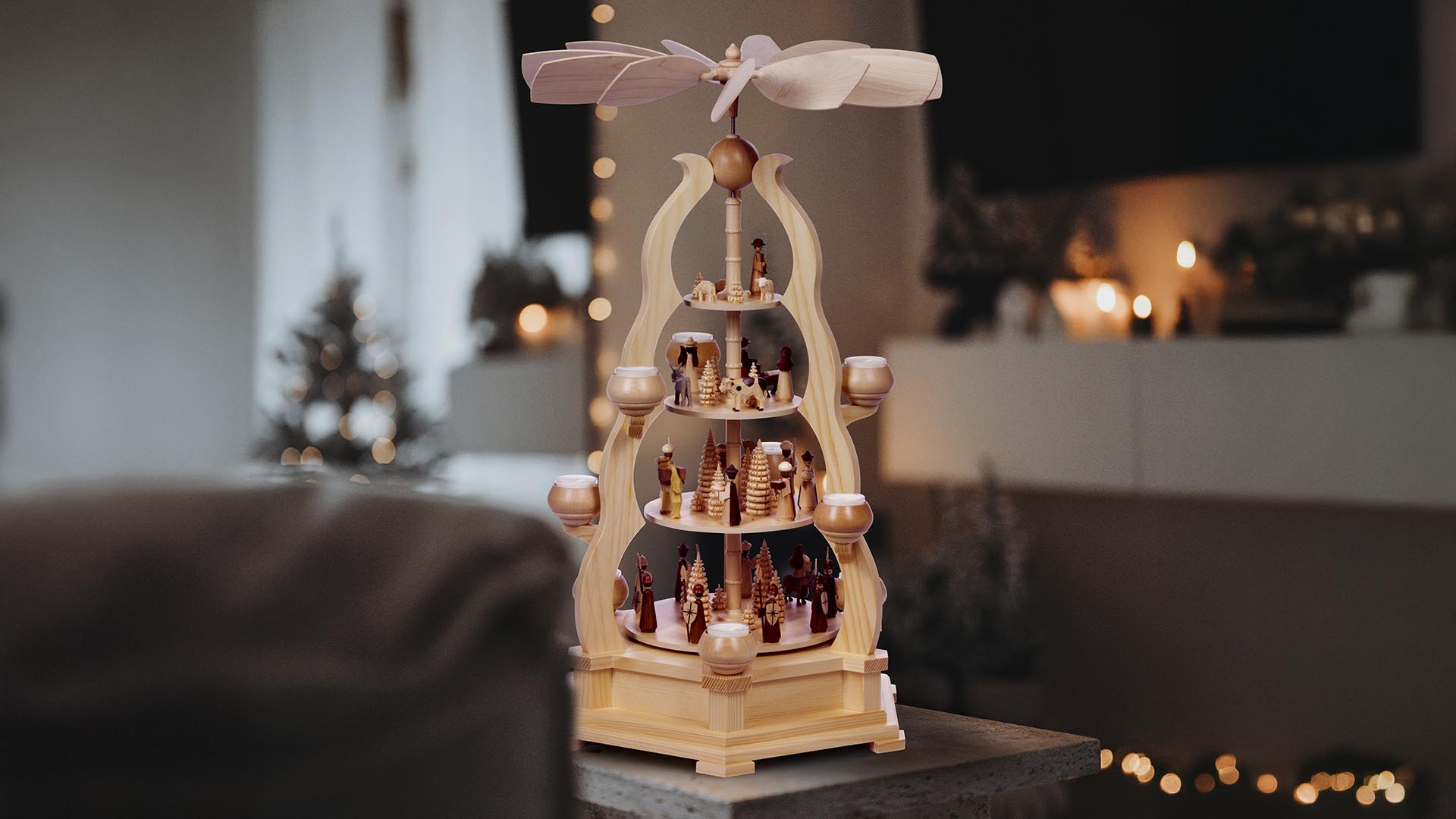 Mehrstöckige Pyramide mit Krippefiguren