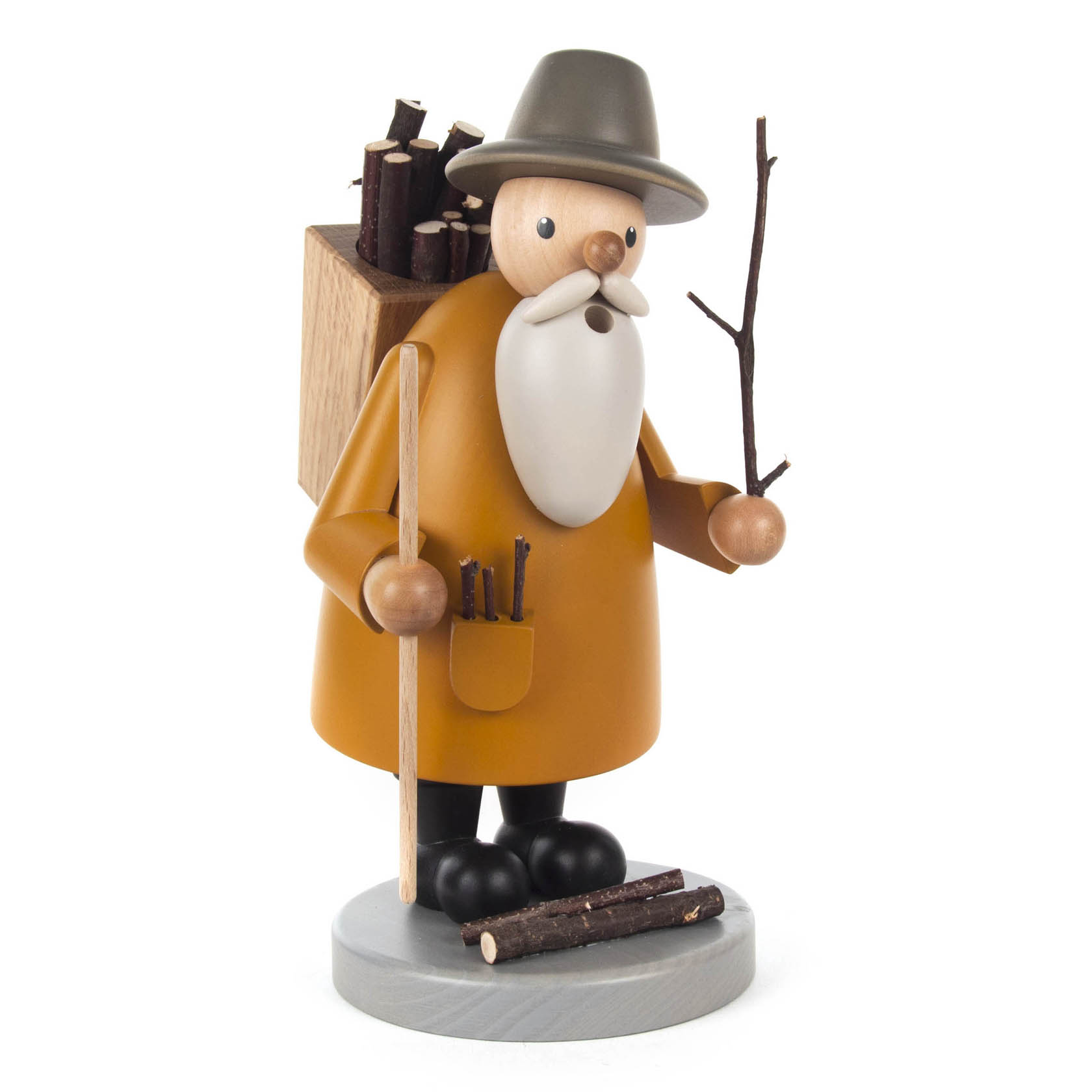 Holzfigur eines Räuchermanns als Holzsammler mit braunem Mantel, dickem weißem Bart, Holzmützen, eine Pfeife im Mund, einen Stock in der Hand und einem Rucksack voller Zweige. im Dregeno Online Shop günstig kaufen