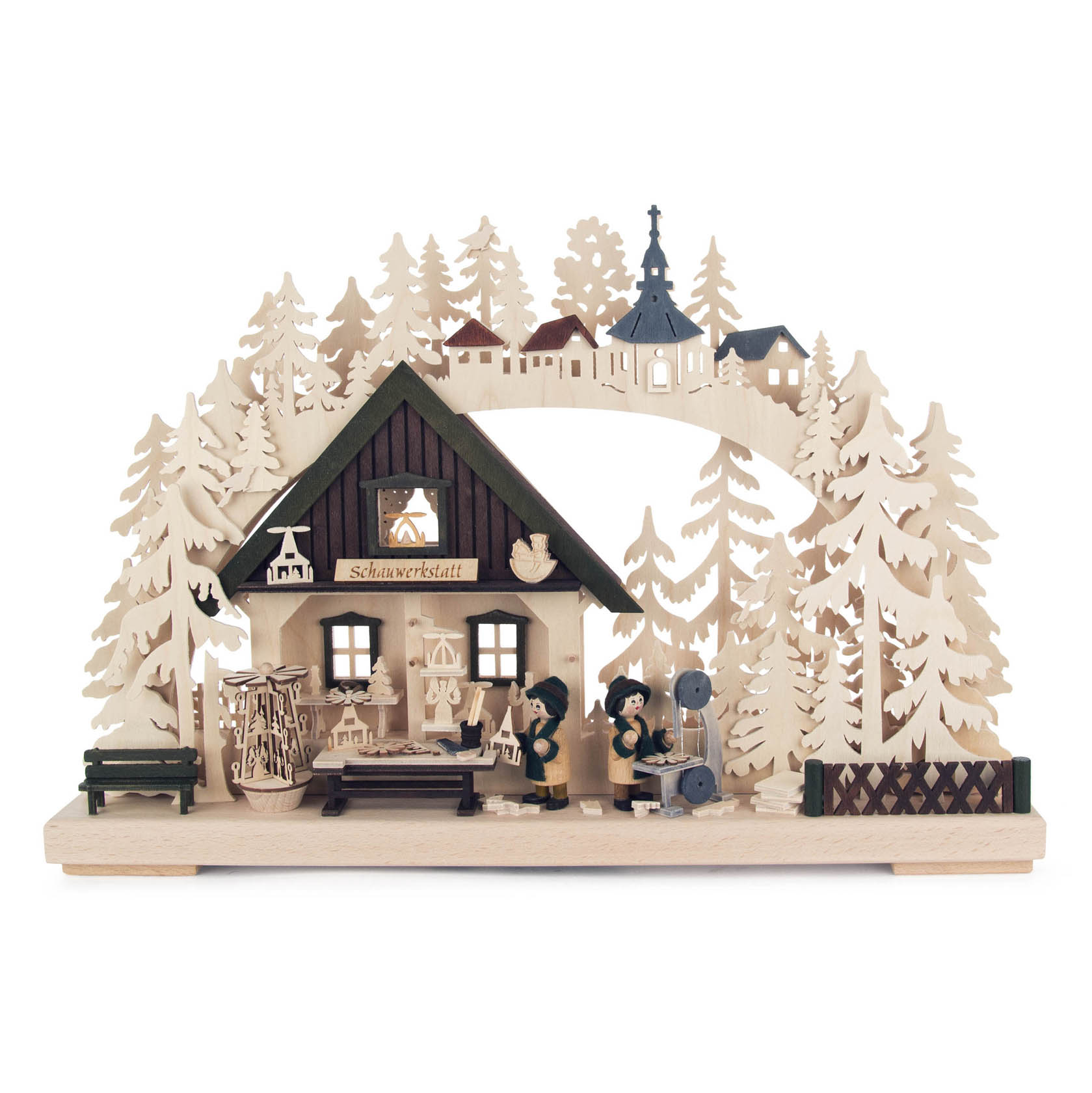 Elektrisch beleuchteter Schwibbogen zeigt eine Pyramidenwerkstatt in einer winterlichen Waldlandschaft mit Handwerkern und Holzschuppen. im Dregeno Online Shop günstig kaufen