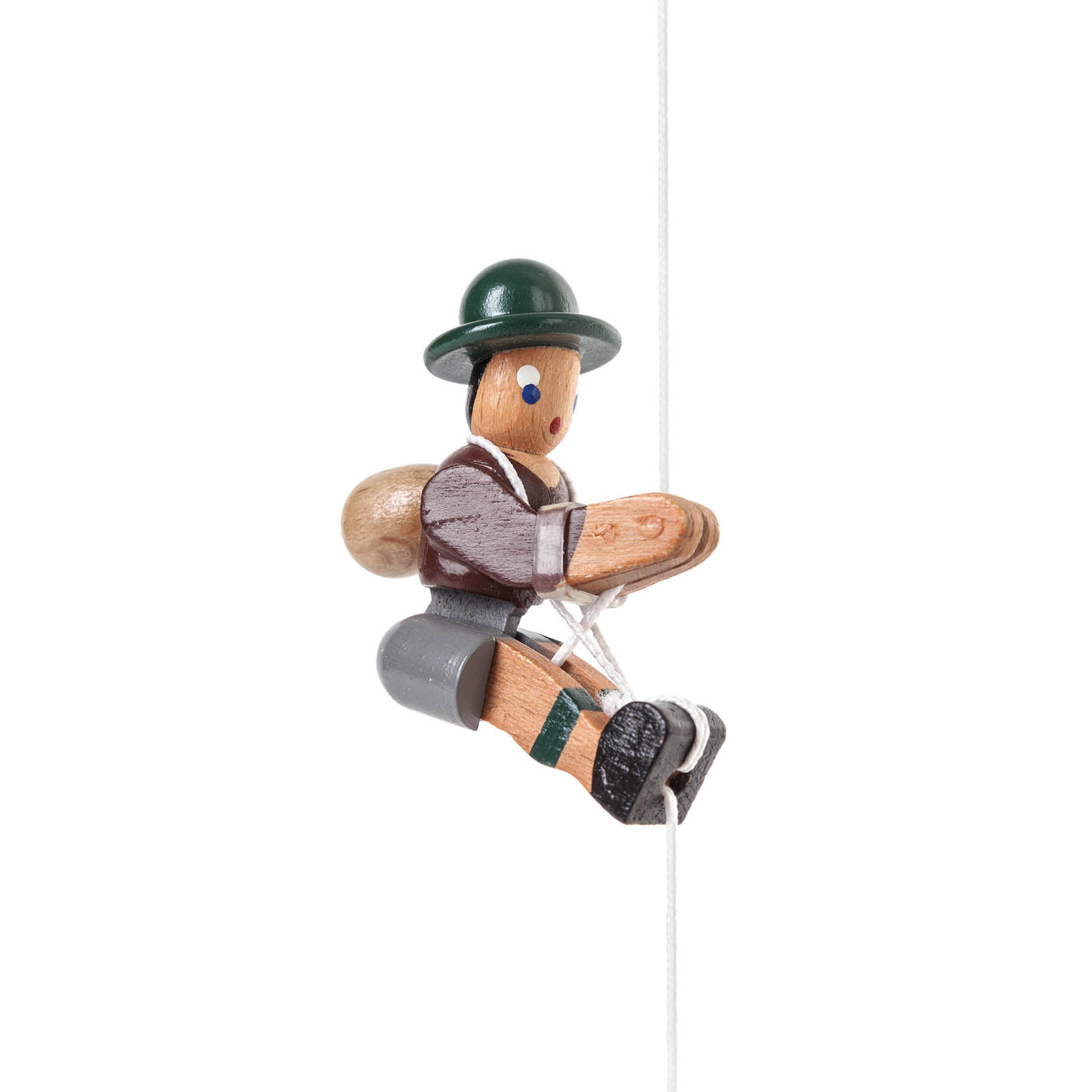Holzfigur eines Bergsteigers in brauner Jacke, grauen Hosen und einem grünen Hut, der an einem Seil hängt. im Dregeno Online Shop günstig kaufen