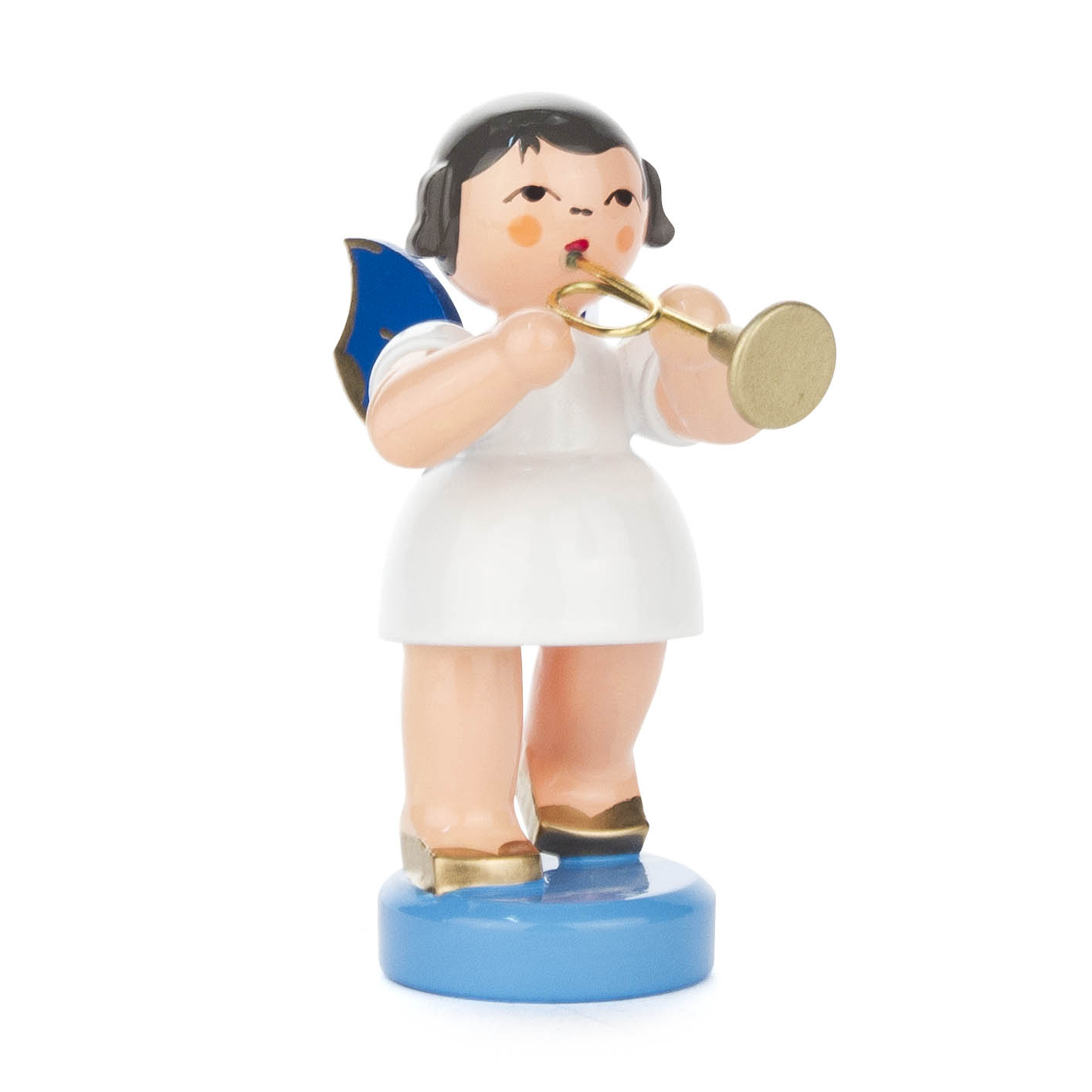Figur eines Engels mit blauen Flügeln, der eine goldene Trompete spielt. Der Engel trägt ein weißes Kleid und steht auf einem blauen Sockel. im Dregeno Online Shop günstig kaufen