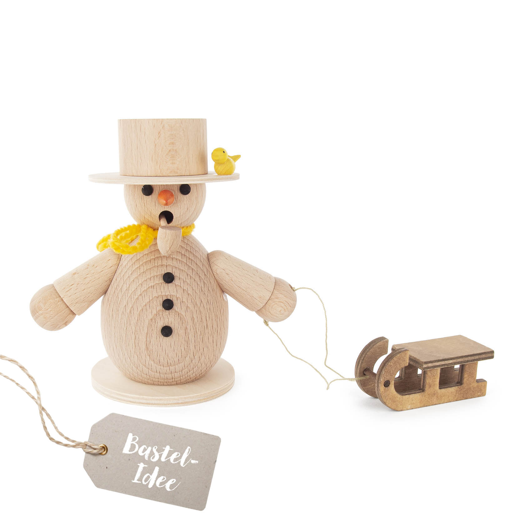 Holz-Räuchermann in Form eines Schneemanns mit Zylinderhut und gelbem Schal, hält Schnur zu einem kleinen Holzschlitten, auf dem Hut sitzt ein gelber Vogel. im Dregeno Online Shop günstig kaufen