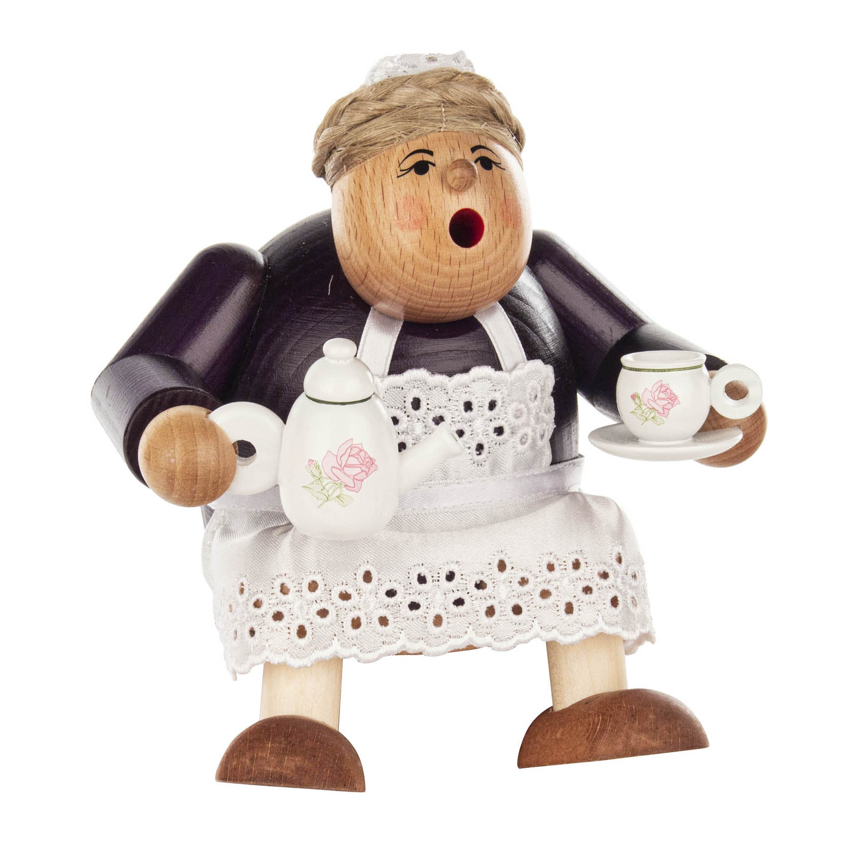 Holzfigur 'Räucherfrau Kaffeesächsin' mit weißer Schürze, einer Teekanne und einer Tasse, sitzt am Rand und raucht. im Dregeno Online Shop günstig kaufen